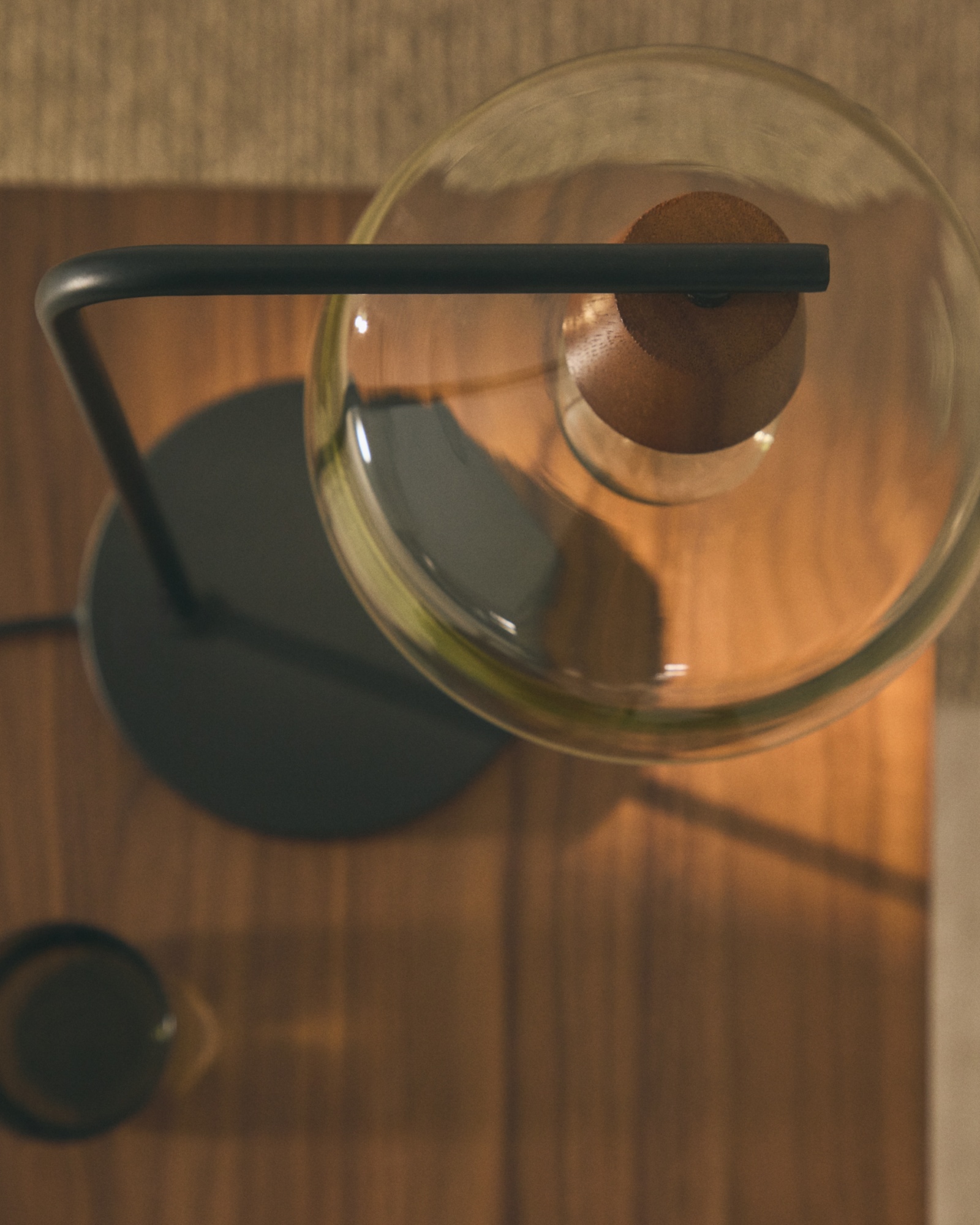 Настольная лампа Silex с металлической ножкой и плафоном из зеленого стекла La Forma (ex Julia Grup)