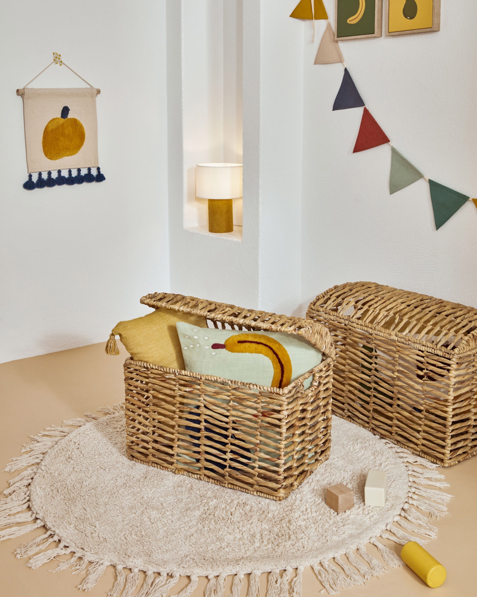 Гобелен Amarantha из 100% хлопка с желтым яблоком и синими кисточками белого цвета 30 x 30 см La Forma (ex Julia Grup)