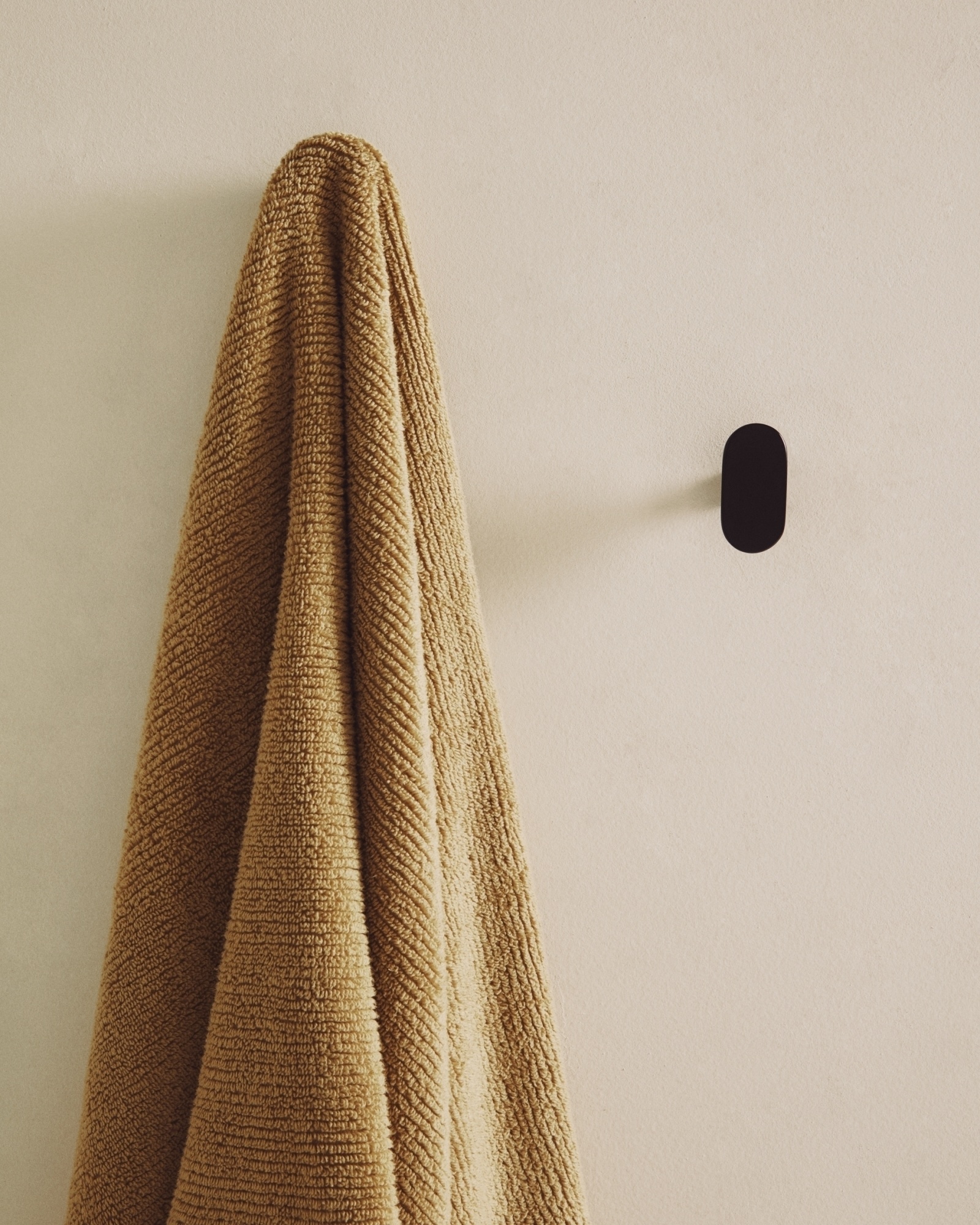 Набор из 2 вешалок Arely из бука с черным лаковым покрытием, 6,5 см/10 см La Forma (ex Julia Grup)