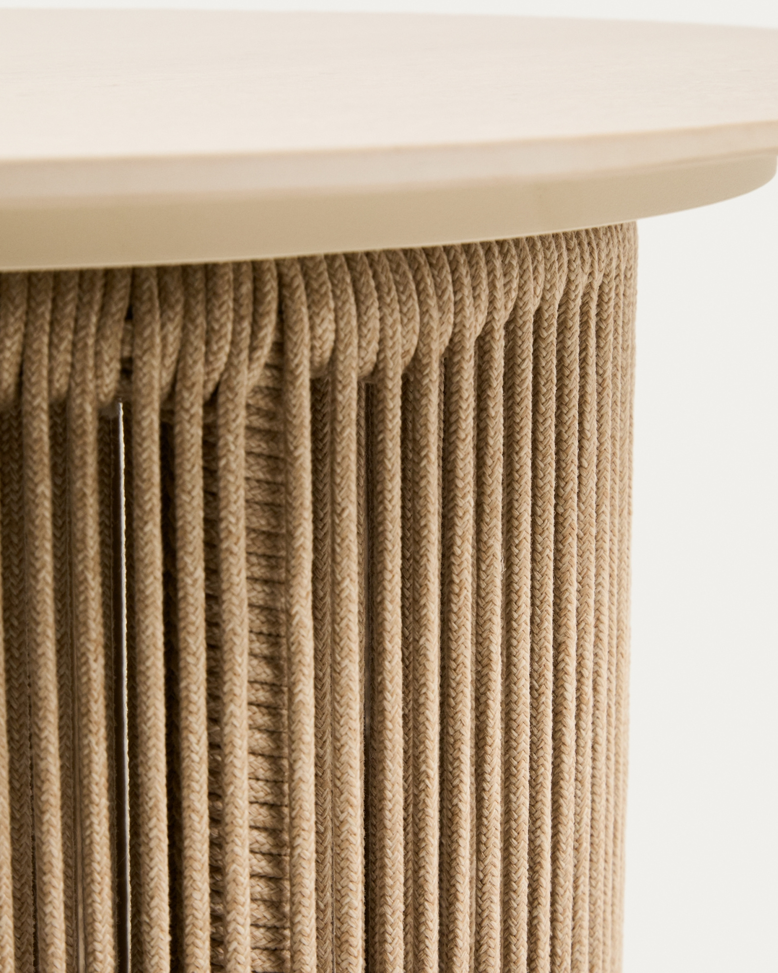 Уличный столик Orosei из алюминия и веревки цвета экрю Ø 55 см La Forma 482566