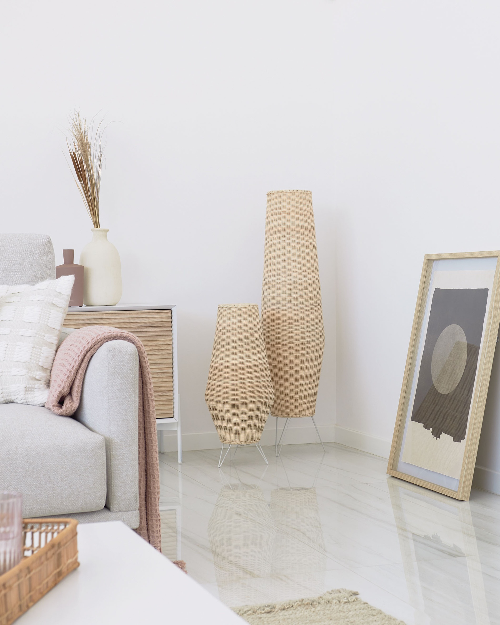 Настольная лампа из ротанга Kamaria среднего размера с натуральной отделкой La Forma (ex Julia Grup)