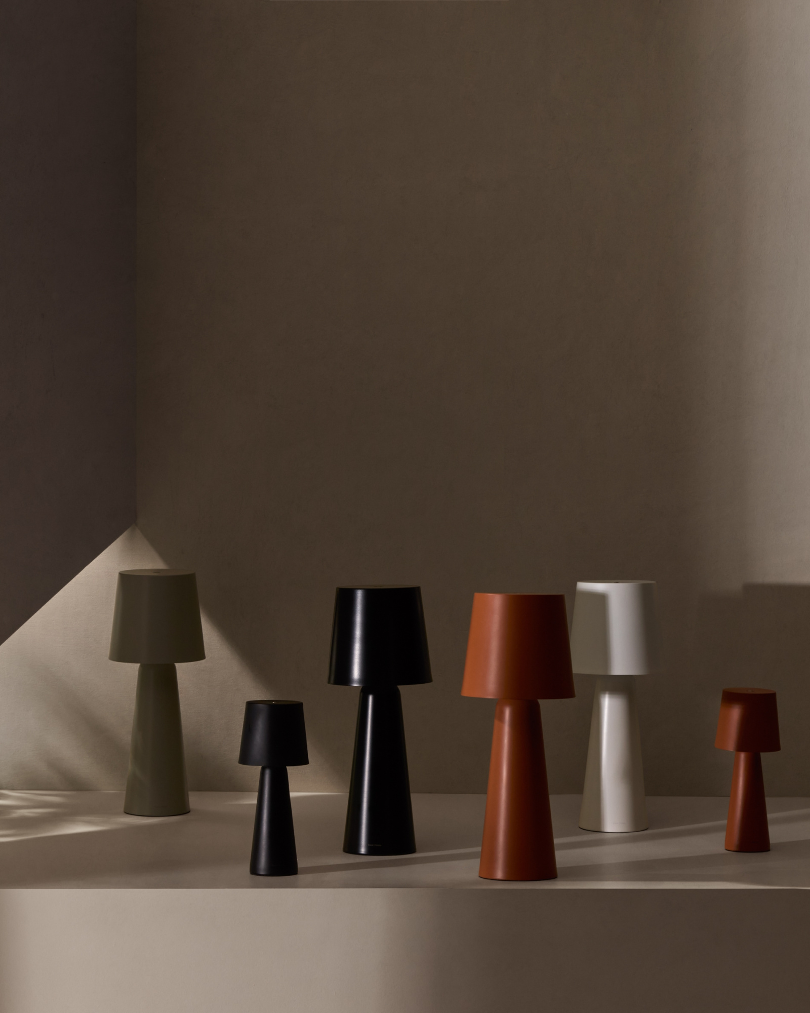 Arenys Маленькая переносная настольная лампа в терракотовом цвете La Forma 192674