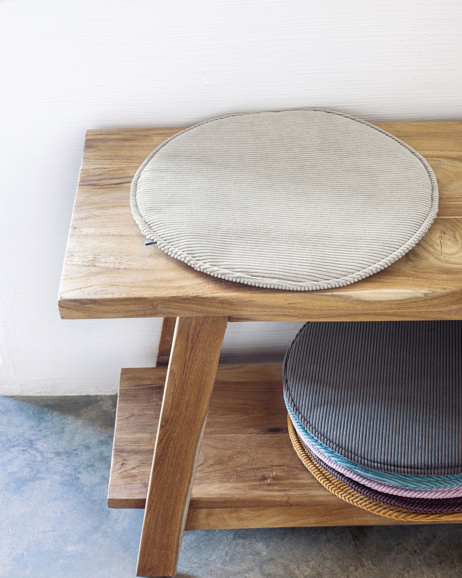 Круглая вельветовая подушка на стул Sora серо-коричневая 35 см La Forma (ex Julia Grup)