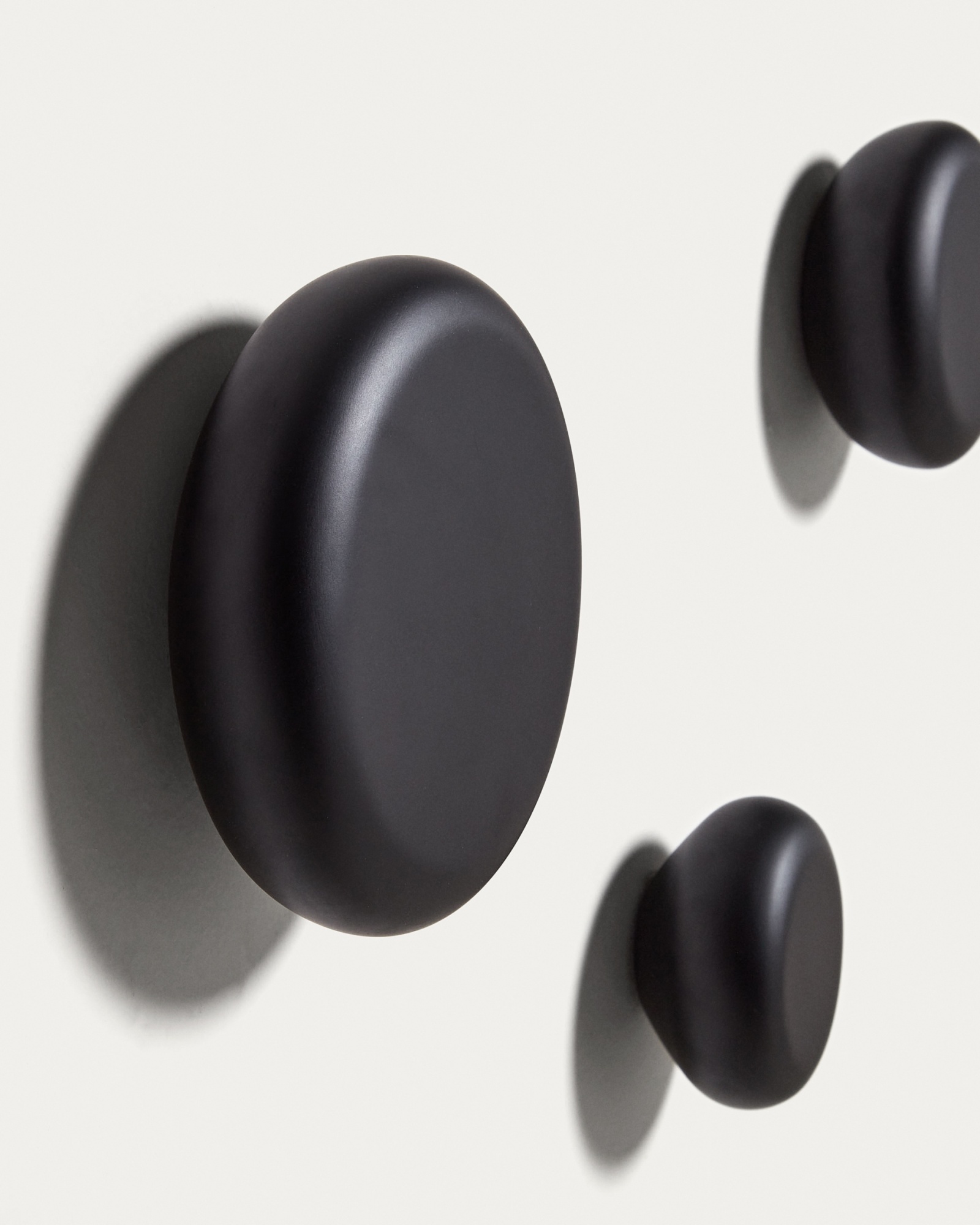 Nadue Набор из 3 настенных крючков из массива бука с черной отделкой La Forma (ex Julia Grup)