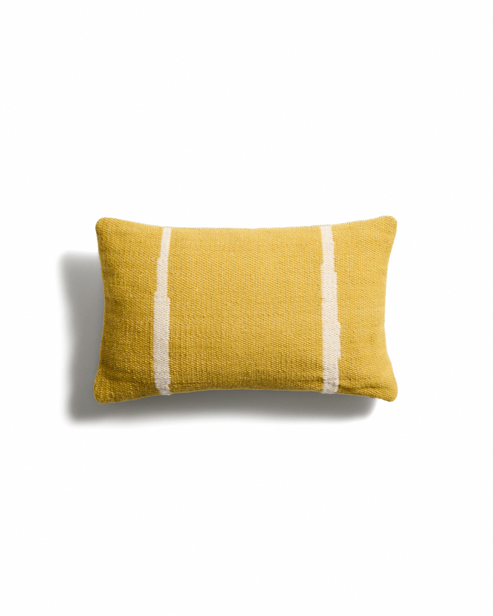 Чехол для подушки Daila желтого цвета 100% ПЭТ с рисунком в стиле икат 30 x 50 см La Forma 481385