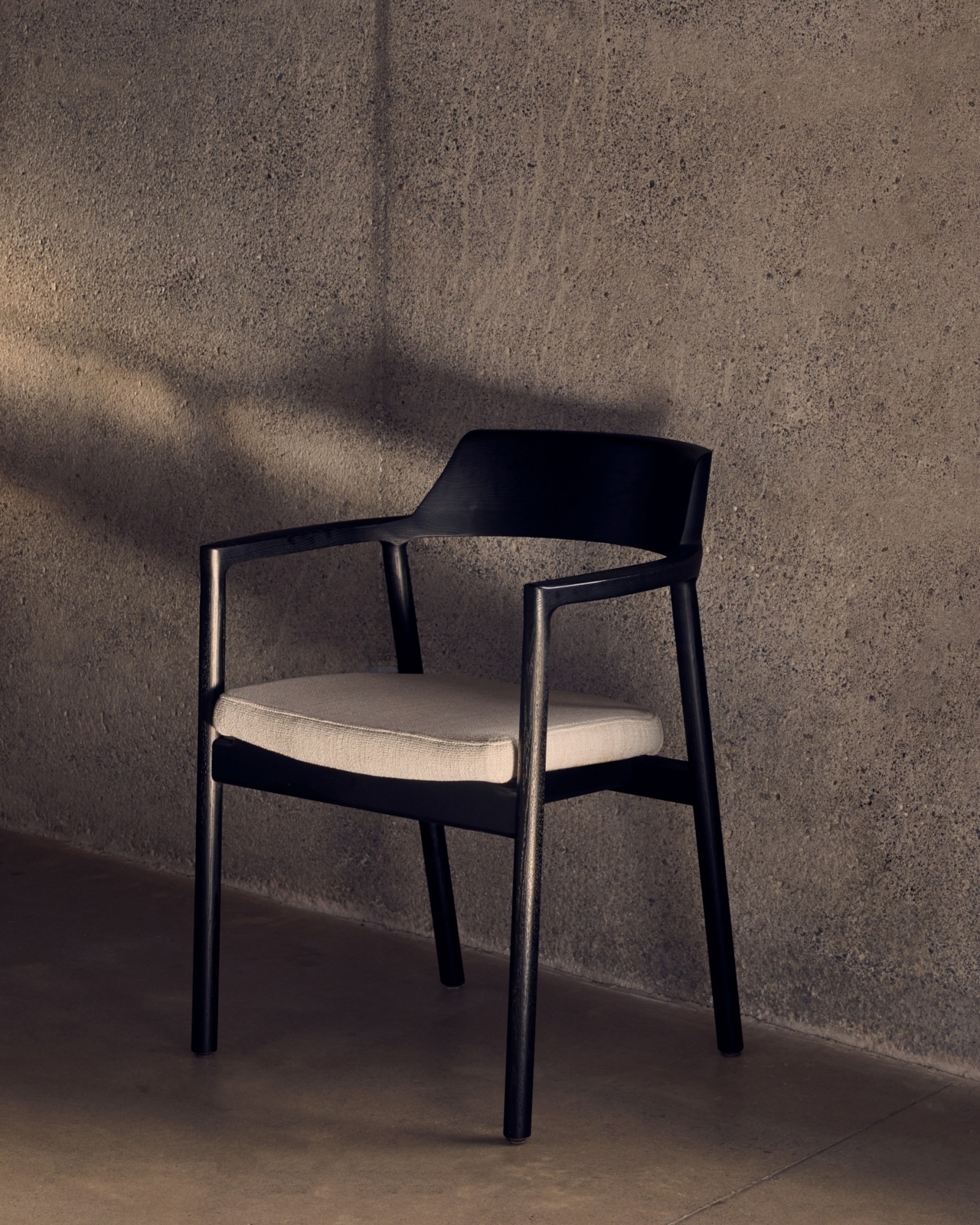 Стул Alocs из бежевой синели из массива дуба с черной отделкой FSC Mix Credit (съемный чехол) La Forma (ex Julia Grup)