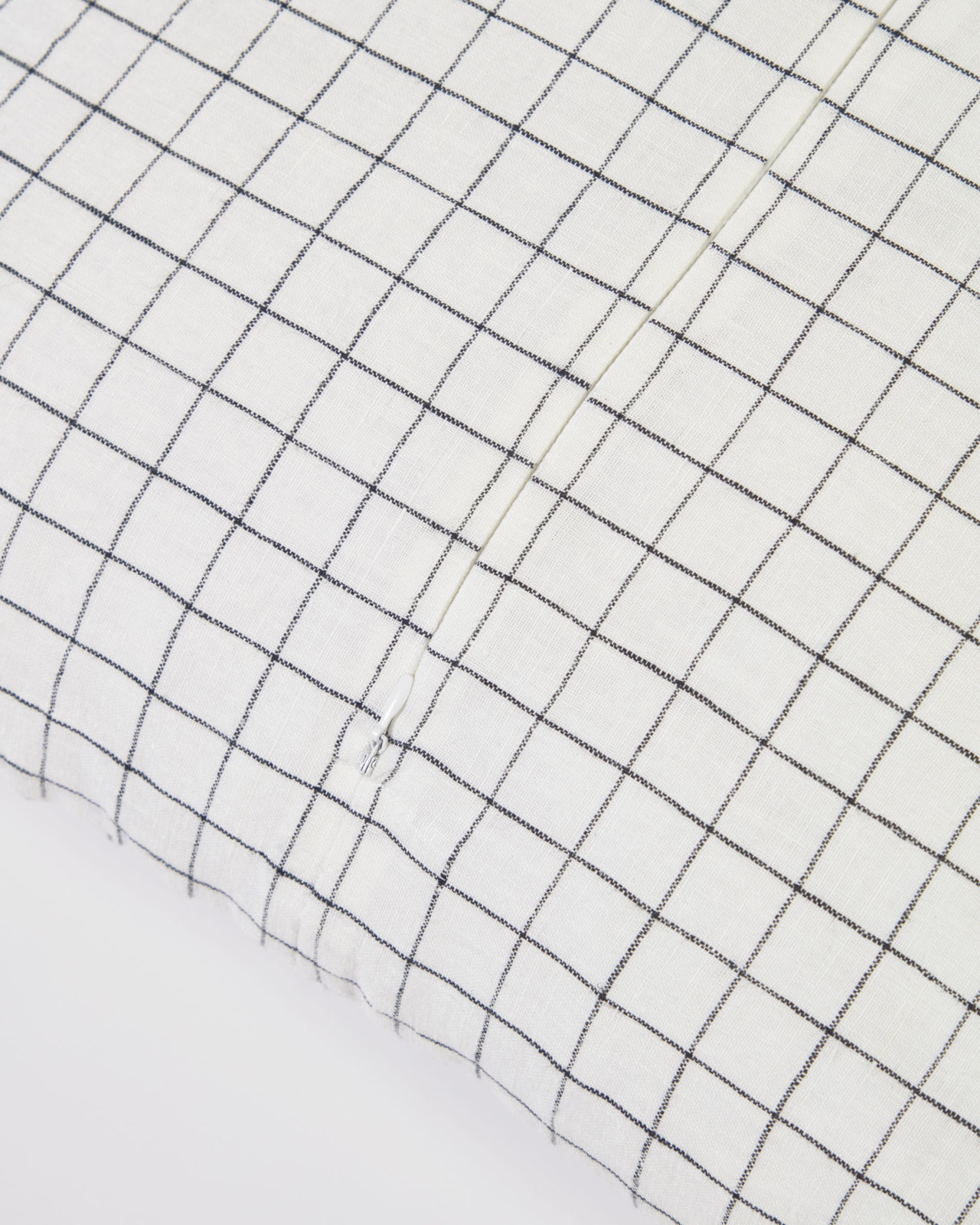 Чехол для подушки Maialen из 100% льна с белыми квадратами и черной сеткой 45 x 45 см La Forma (ex Julia Grup)