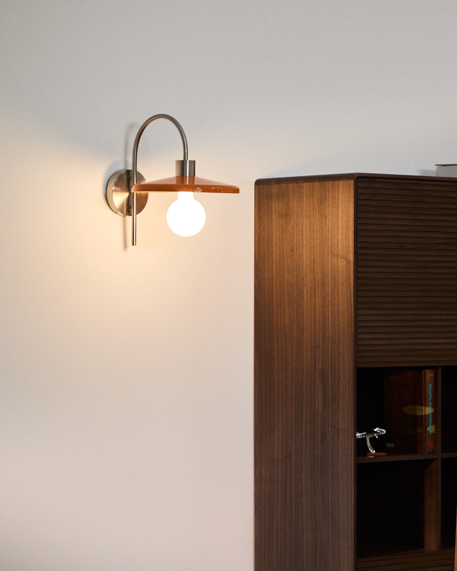 Настенный светильник Nuvira из светло-серого металла с оранжевым абажуром La Forma (ex Julia Grup)