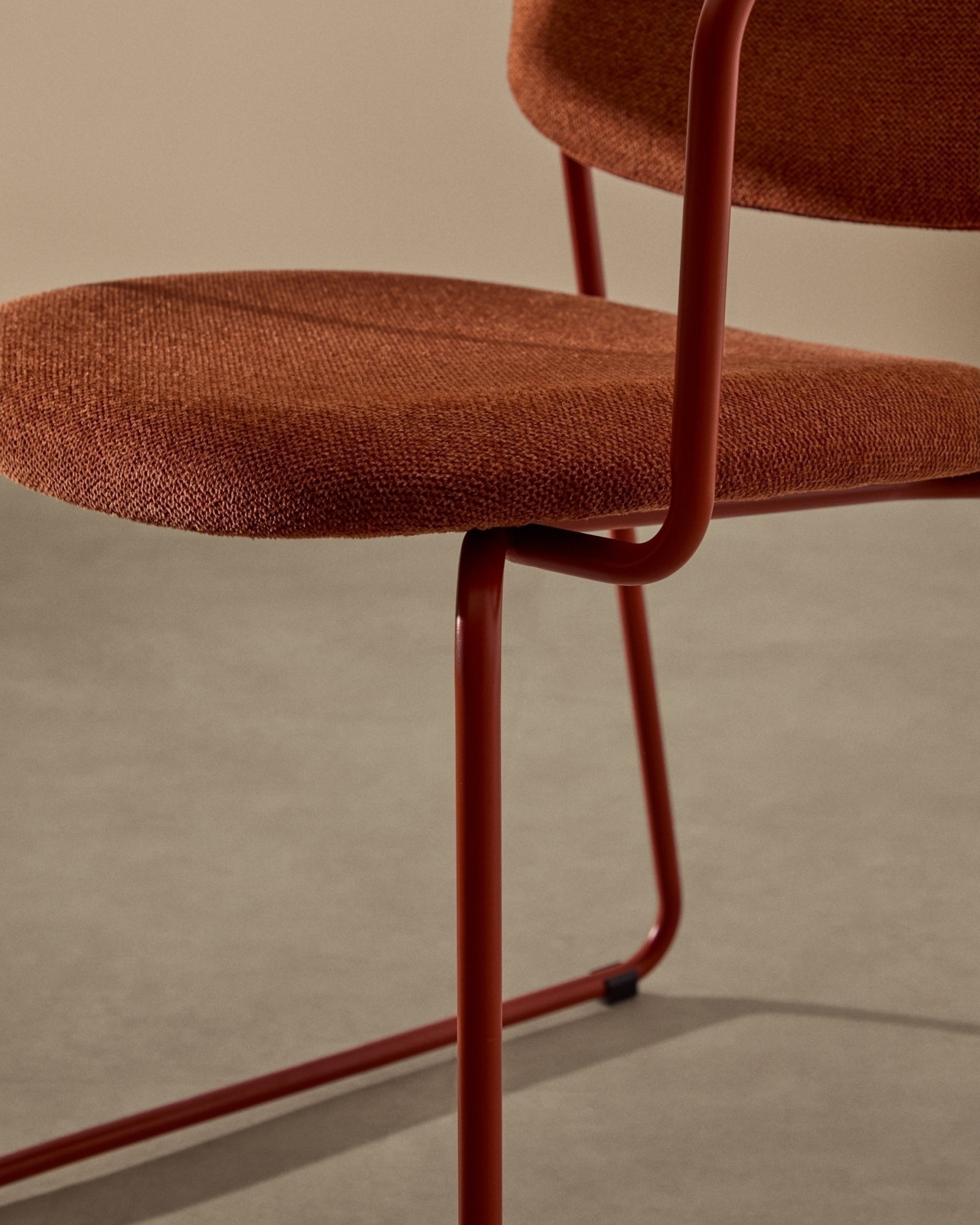 Стул Meli с подлокотниками из терракотовой шенилли с терракотовыми металлическими ножками La Forma (ex Julia Grup)
