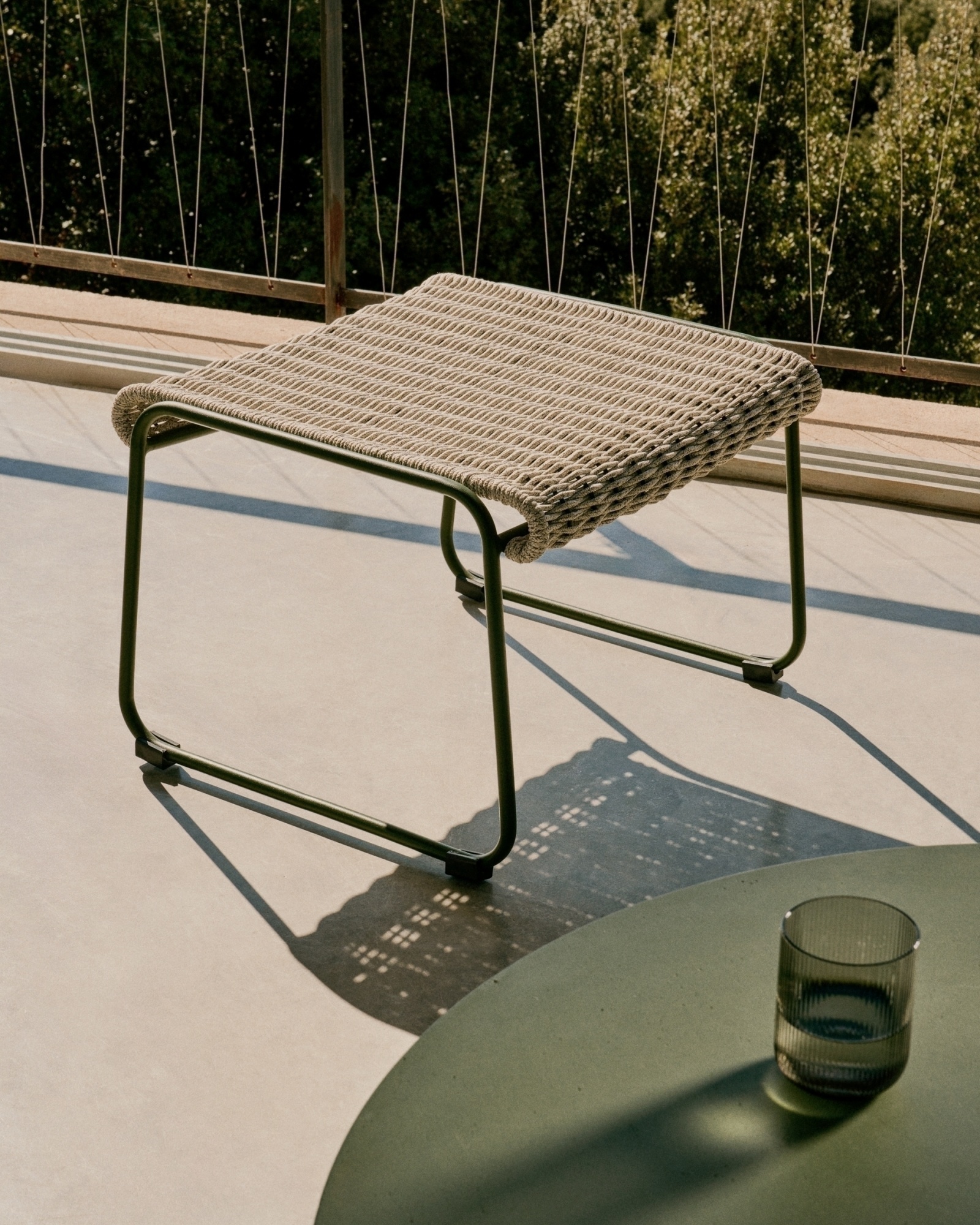 Подставка для ног Maurina из зеленой стали и серо-бежевым шнуром La Forma (ex Julia Grup)