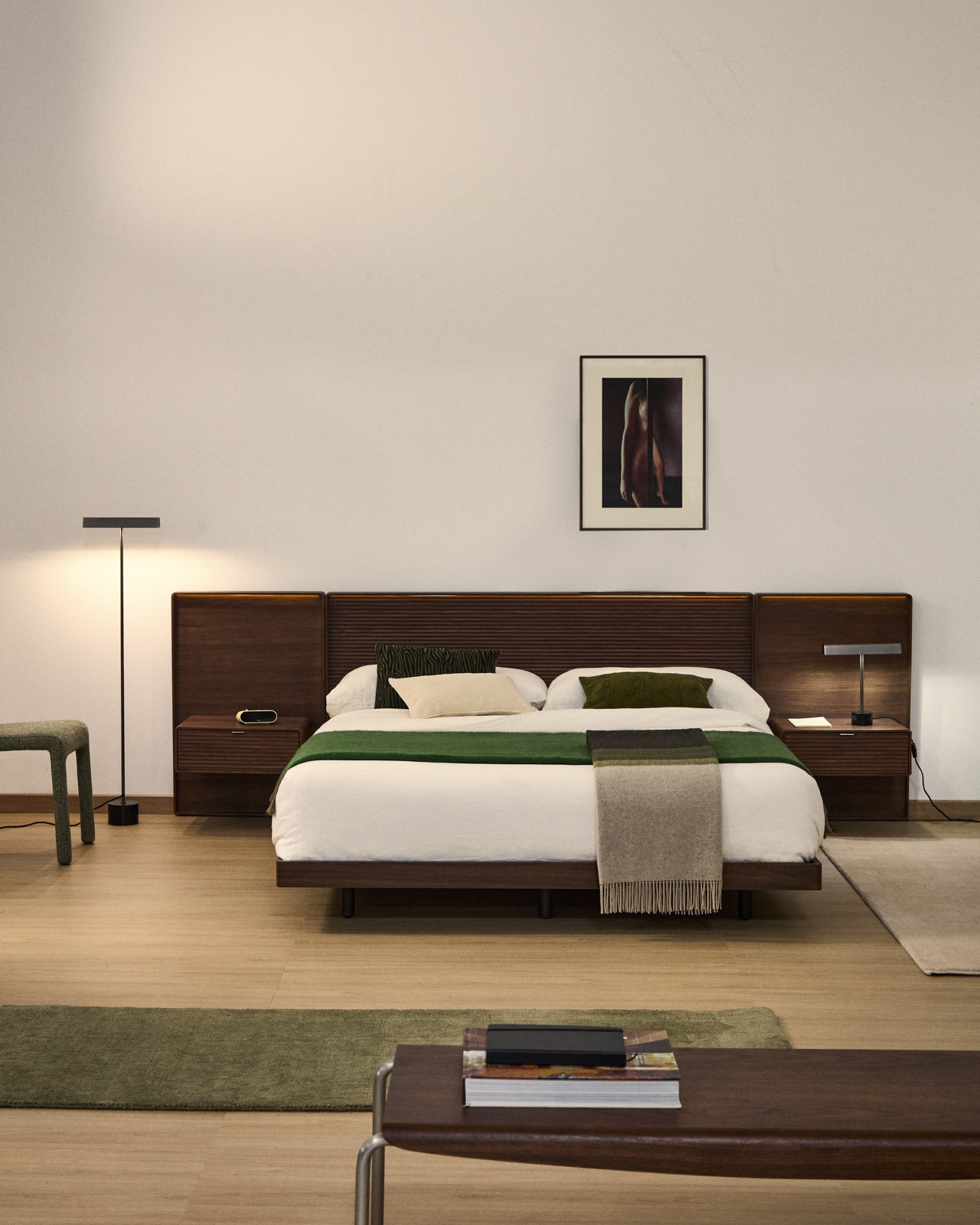 Кровать Norlen с 2 тумбочками из орехового шпона с темной отделкой LED 180 x 200 см La Forma (ex Julia Grup)