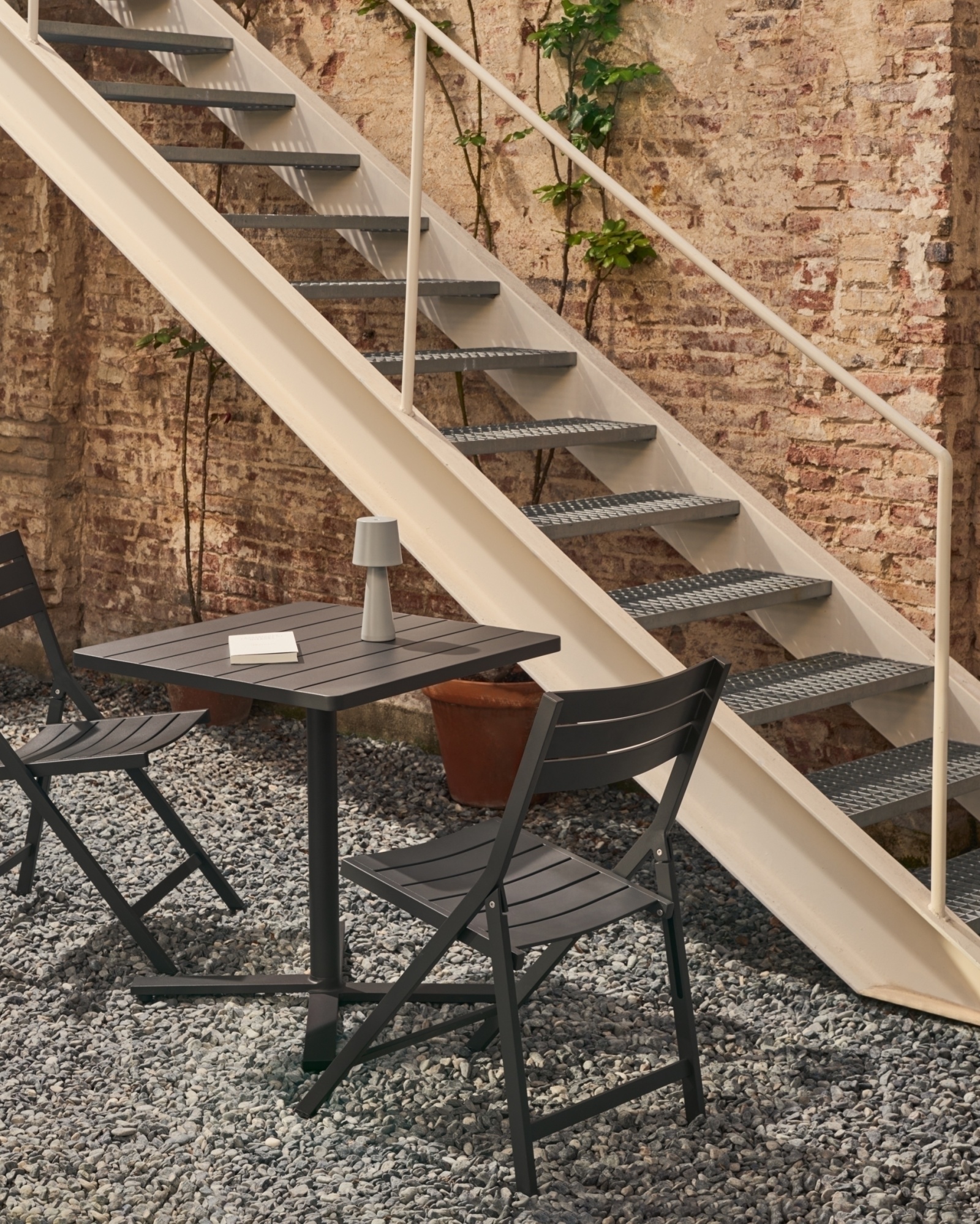 Складной уличный стол Torreta из алюминия с черной отделкой 70 x 70 см La Forma (ex Julia Grup)