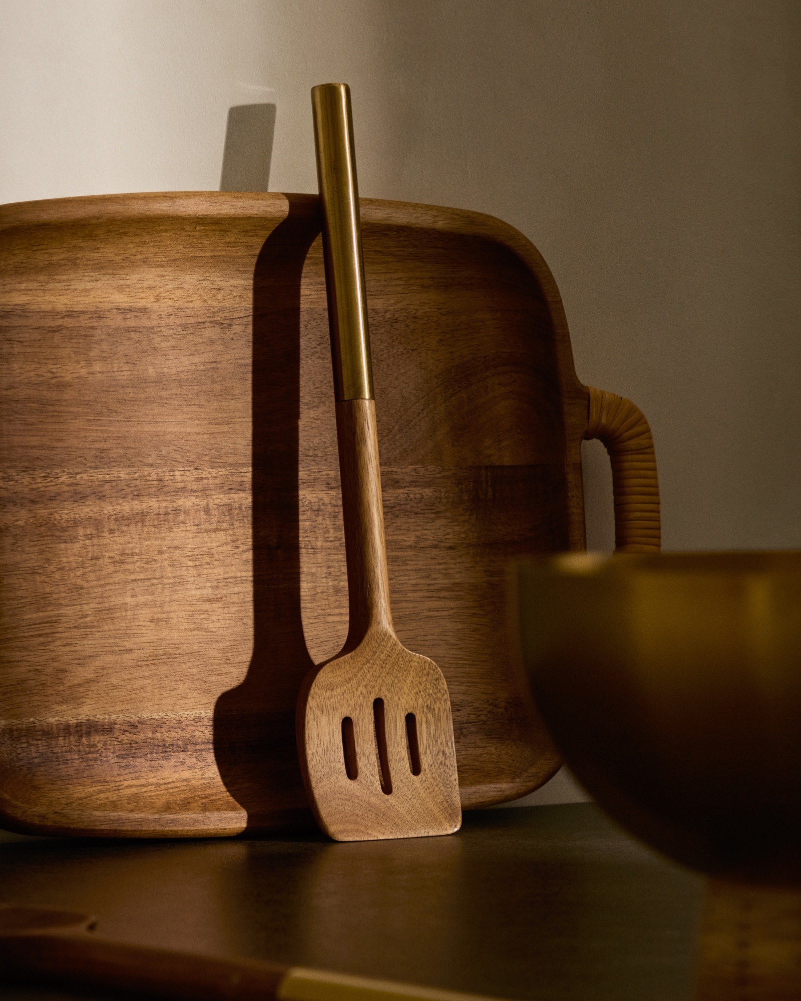 Лопатка Sataya с отверстиями, изготовленная из 100% древесины акации FSC La Forma (ex Julia Grup)