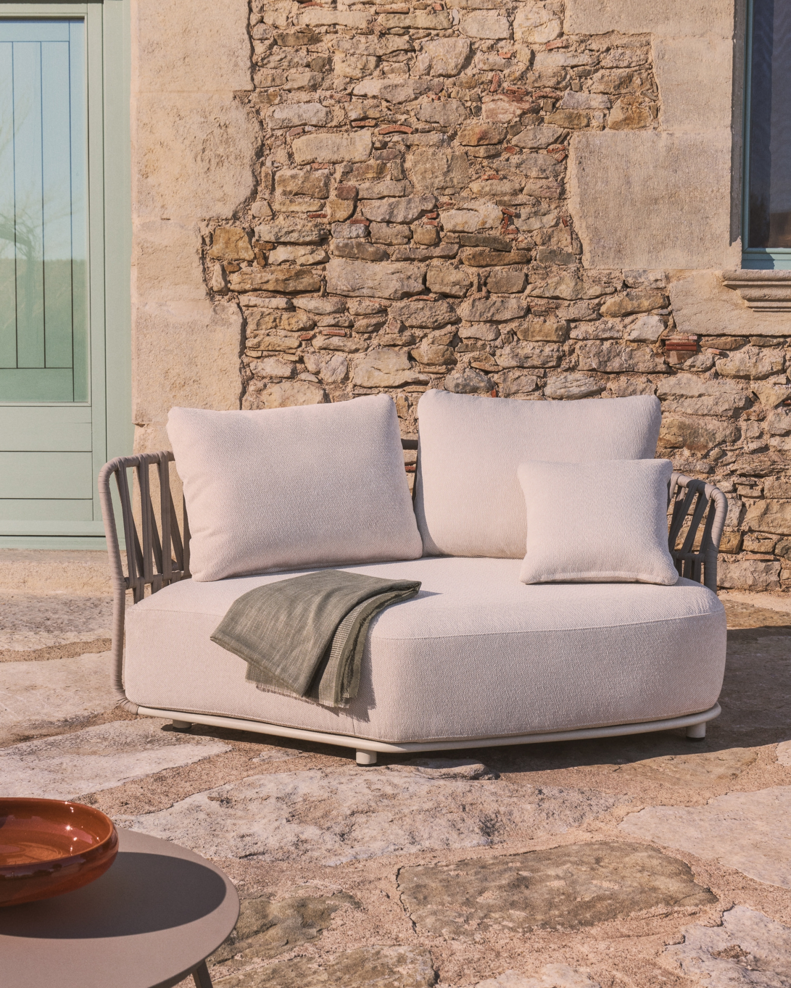 Изогнутый модуль уличного дивана Osani из алюминия экрю и веревки цвета таупе 167 см La Forma 482317