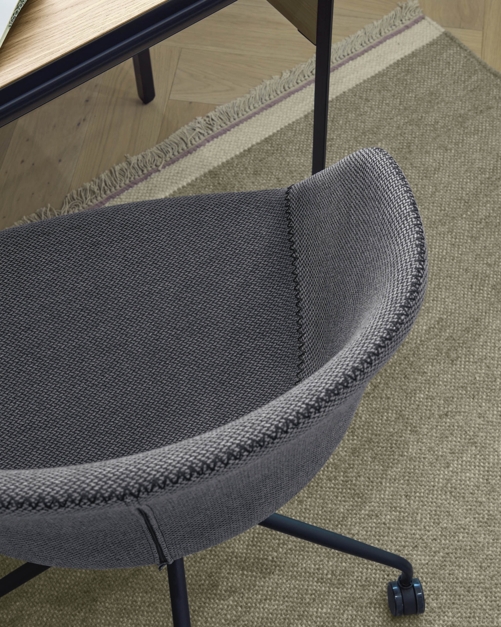 Офисное поворотное кресло Yvette темно-серое La Forma (ex Julia Grup)