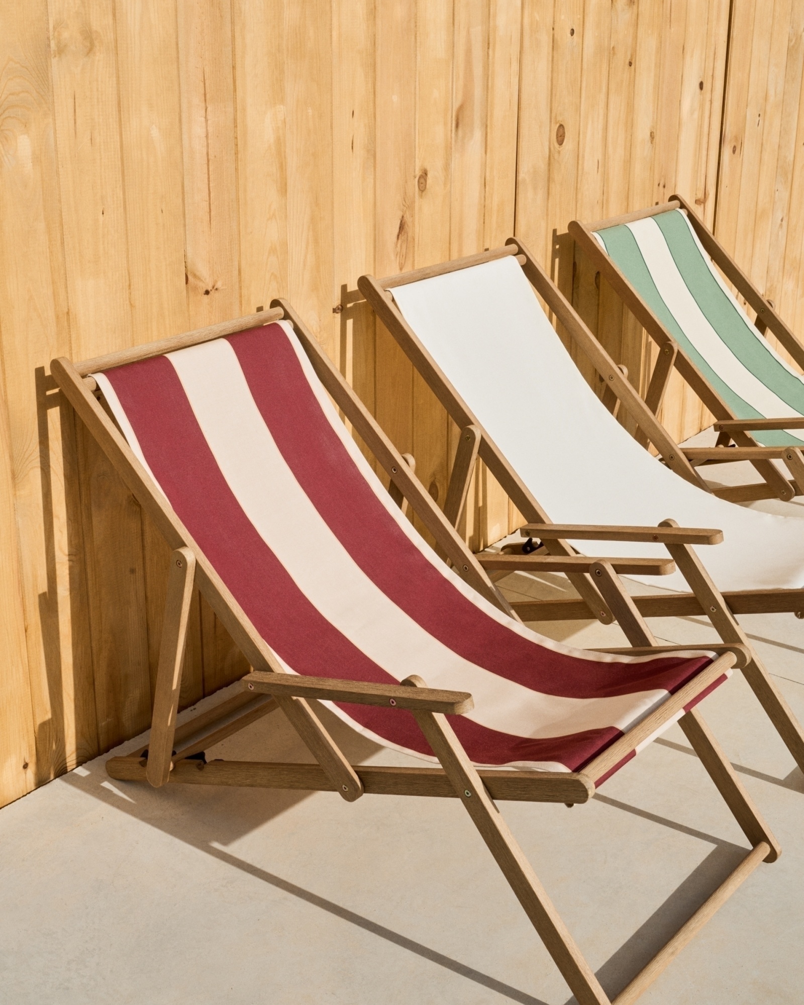 Vilara Складной шезлонг для улицы в полоску бордового и бежевого цвета La Forma (ex Julia Grup)