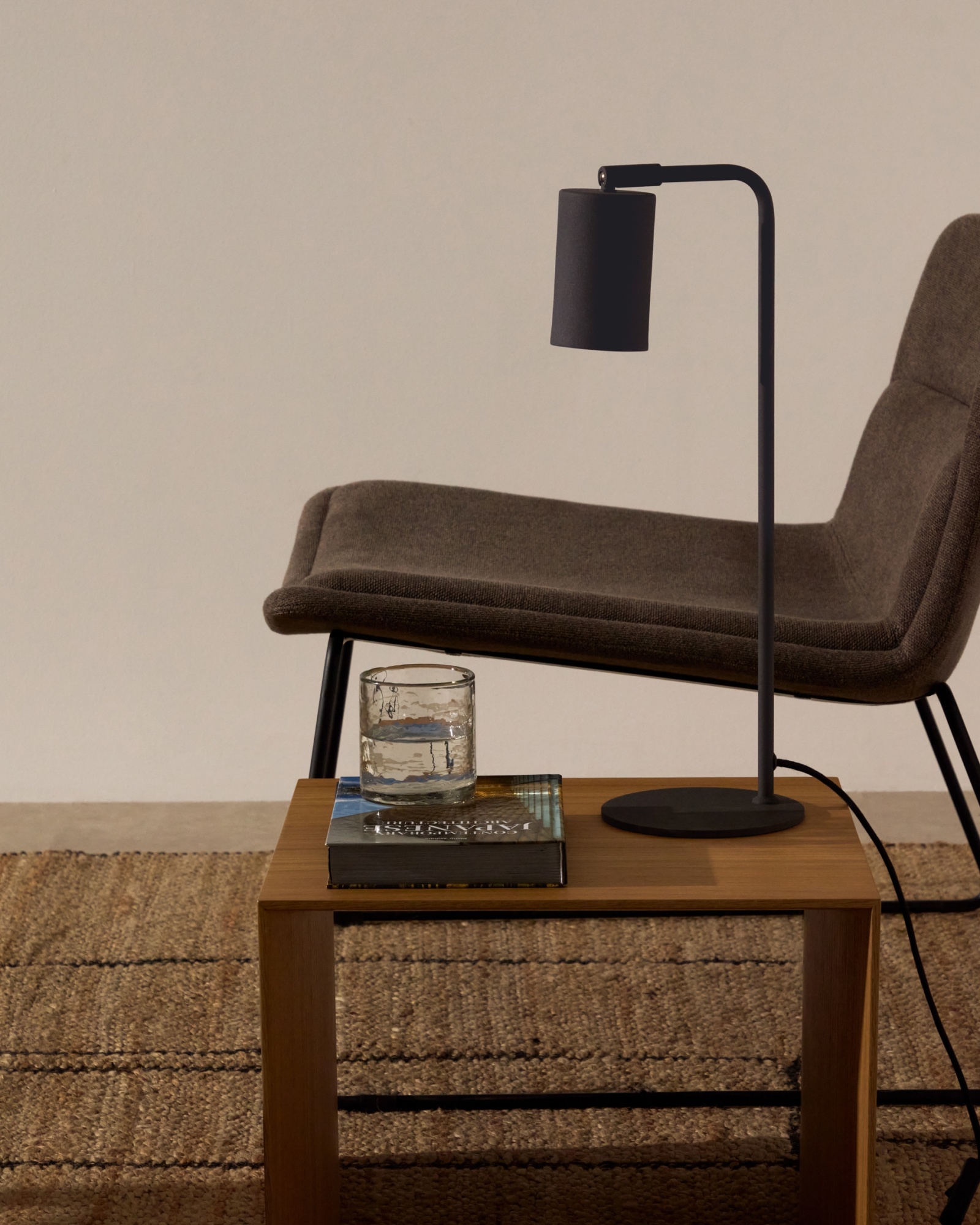 Настольная лампа Manie из металла с отделкой под черный чугун La Forma (ex Julia Grup)