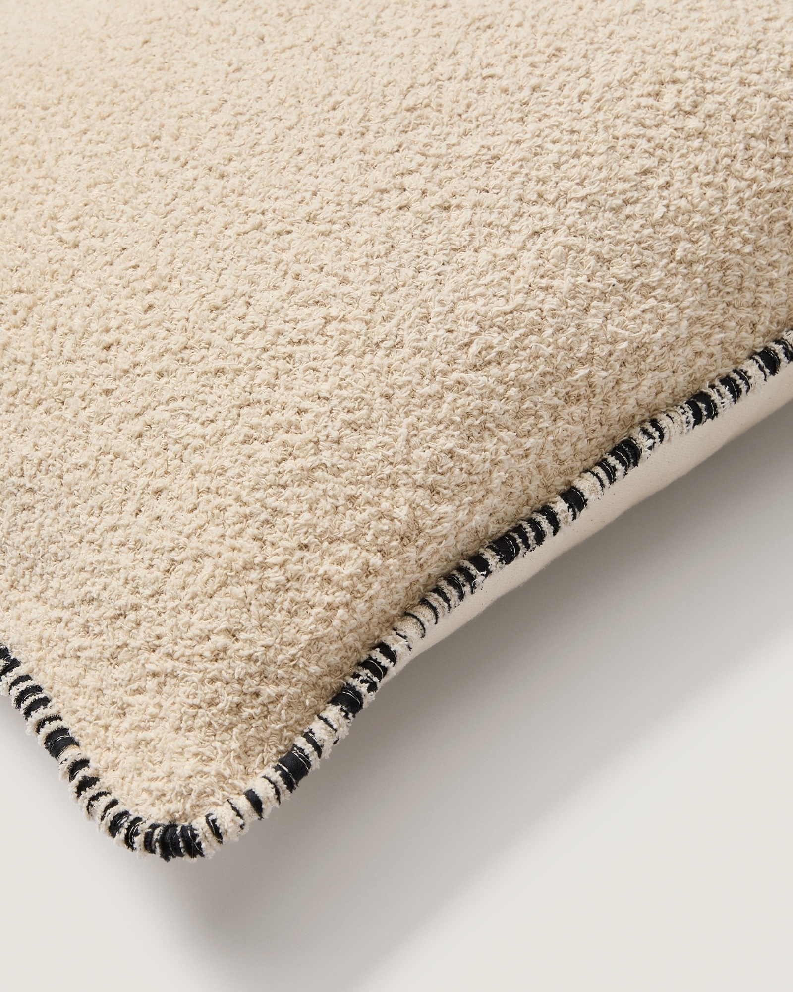 Чехол для подушки Enari бежевый хлопок с черной отделкой 50 x 50 см La Forma (ex Julia Grup)