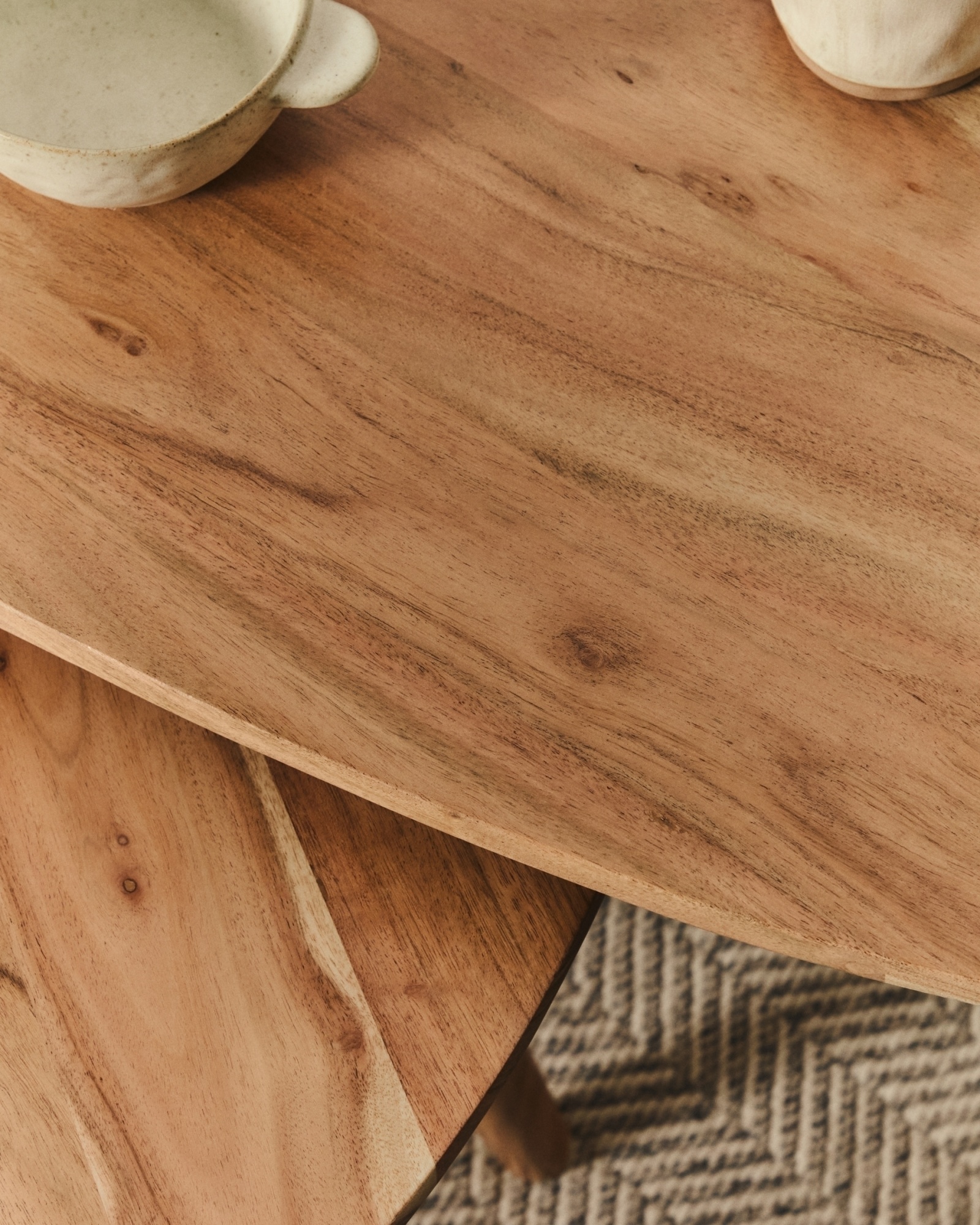 Комплект из 2-х столиков Duvani из массива акации с выбеленной отделкой La Forma (ex Julia Grup)