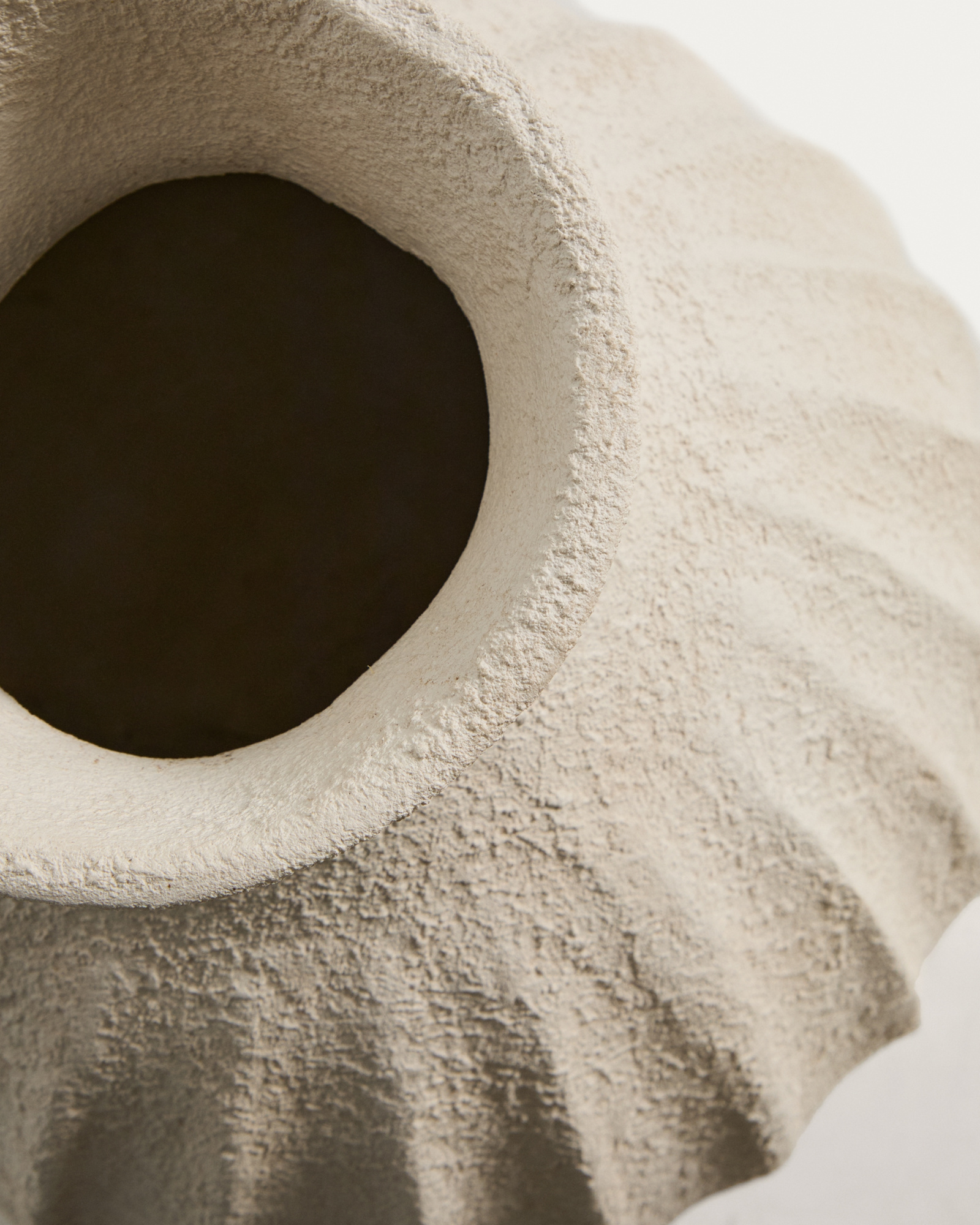 Ваза Arquena из папье-маше бежевого цвета, 67 см La Forma 481893