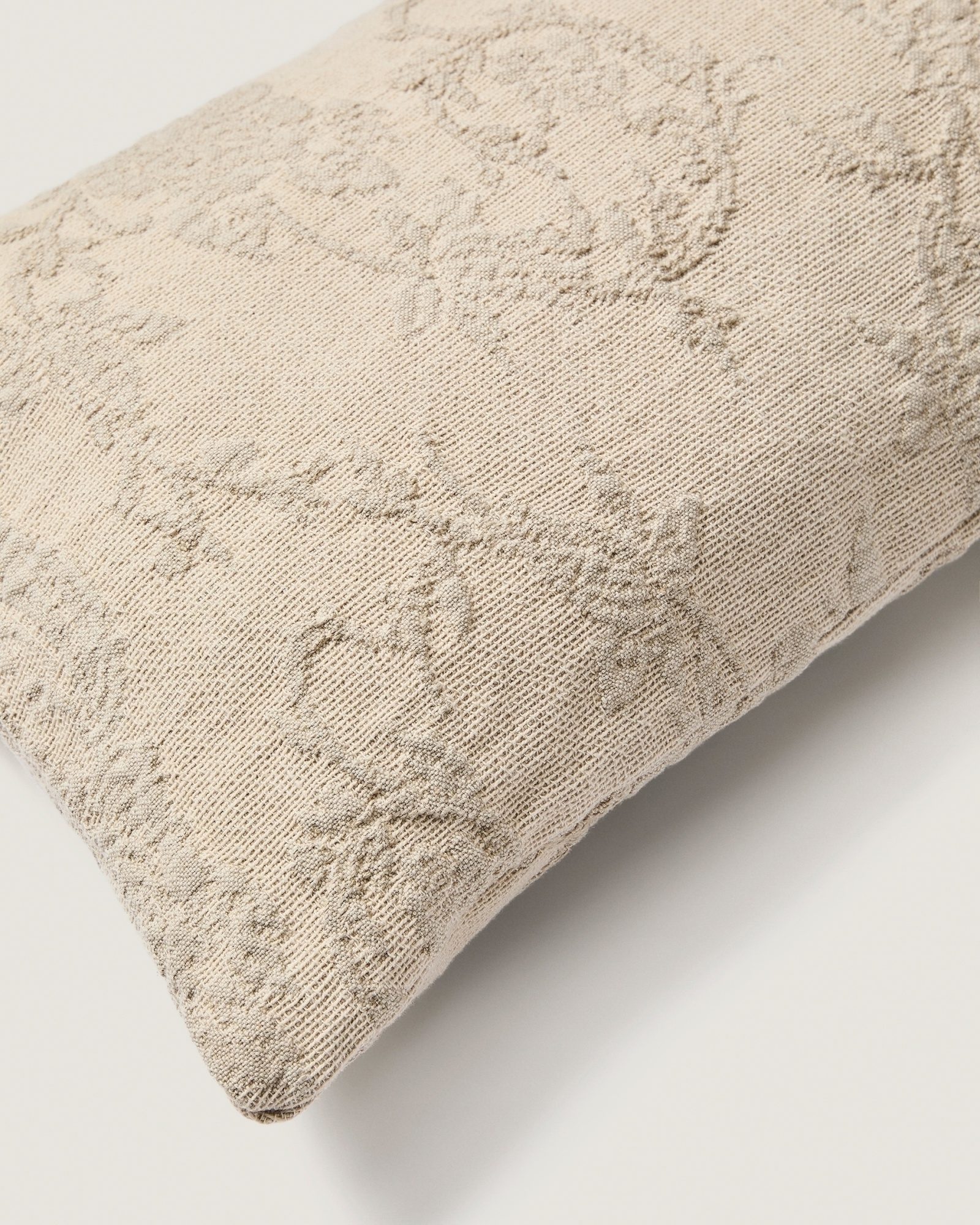 Чехол на подушку Velina из бежевого льняного жаккарда с узором 30 x 50 см La Forma (ex Julia Grup)