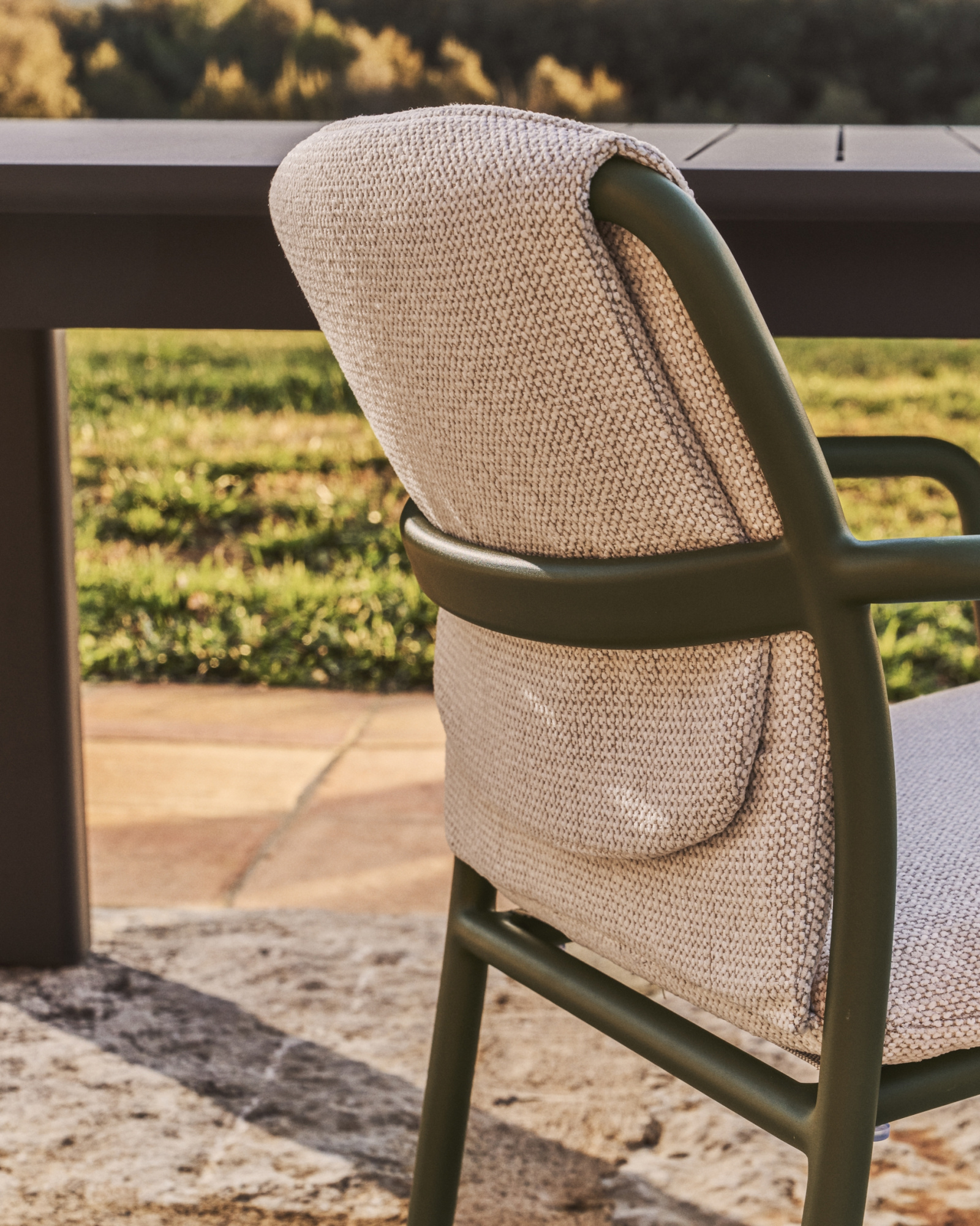 Уличный стул Linosa из зеленого алюминия с бежевой подушкой La Forma 482283