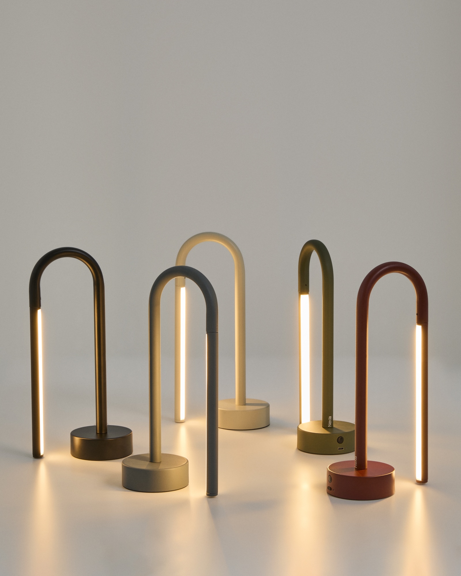 Переносная настольная лампа Bow из серого алюминия La Forma (ex Julia Grup)