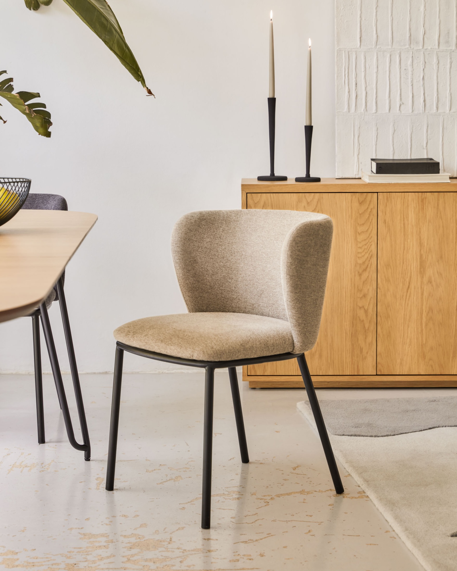 Ciselia Стул из синели светло-коричневого цвета и черной стали La Forma (ex Julia Grup)