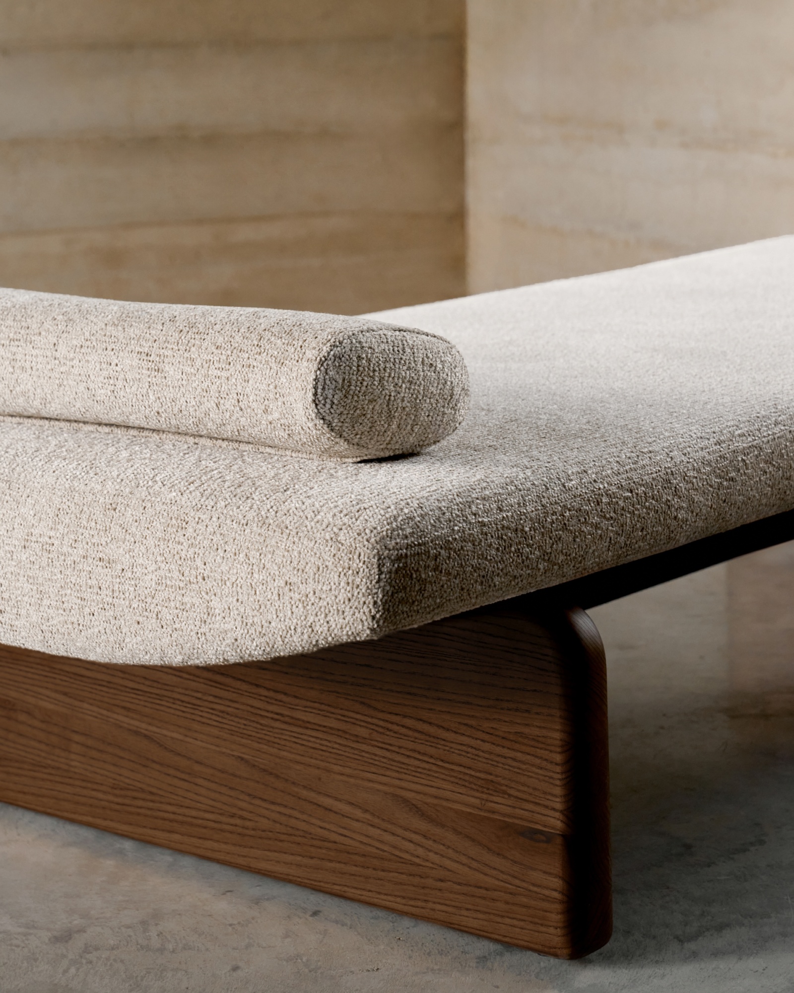 Кушетка Topaz из из бежевого шенилла с массивом ясеня в отделке под орех 200 см La Forma (ex Julia Grup)