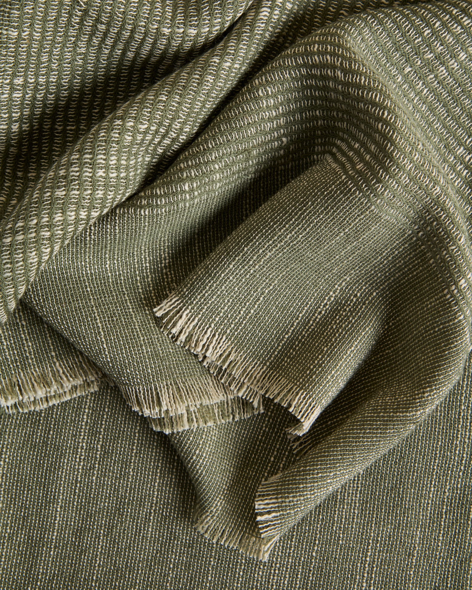 Плед Sareli из зеленой смесовой шерсти 130 x 170 см La Forma 481473