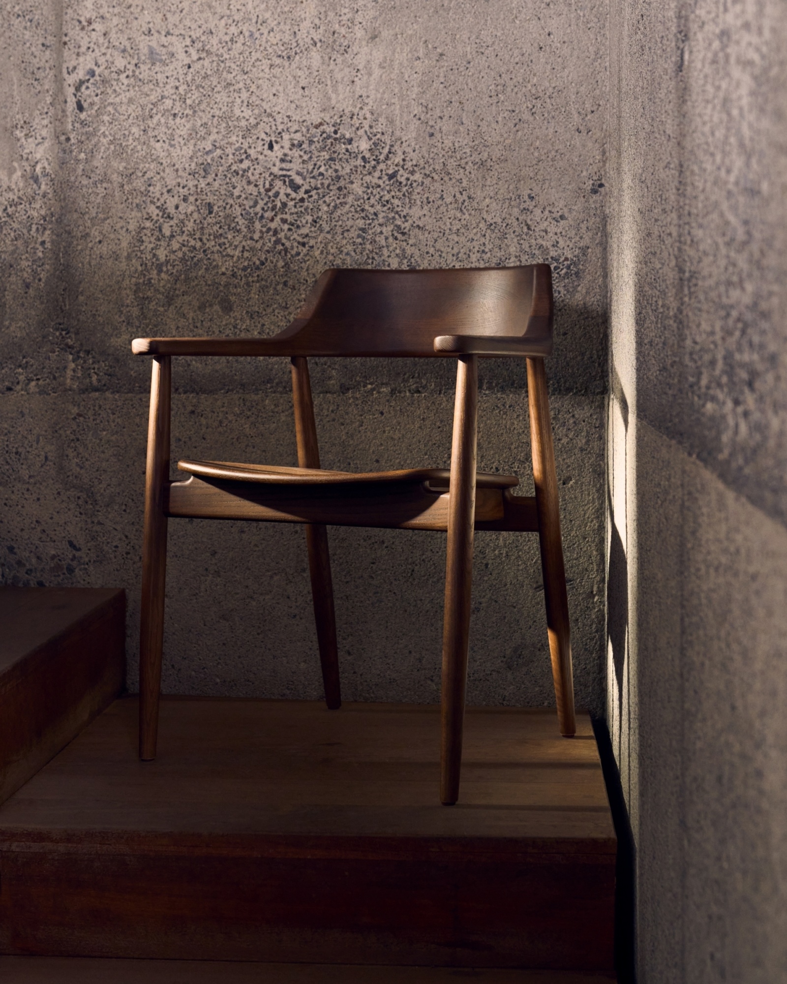 Стул Fondes из массива дуба с отделкой ореха FSC Mix Credit La Forma (ex Julia Grup)