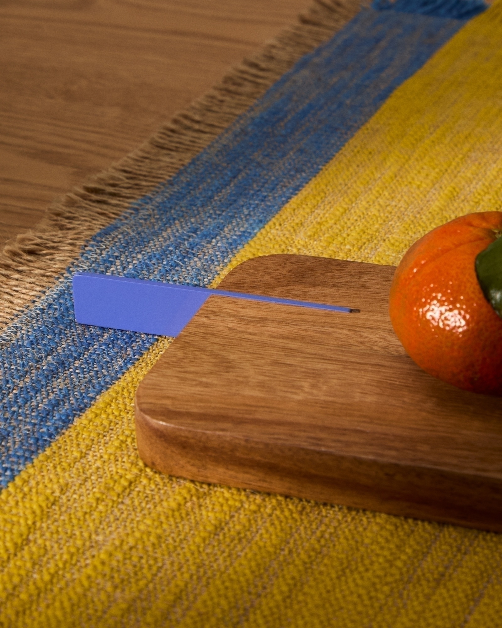 Сервировочная доска Zairin из акации с ручкой из лилового металла La Forma (ex Julia Grup)