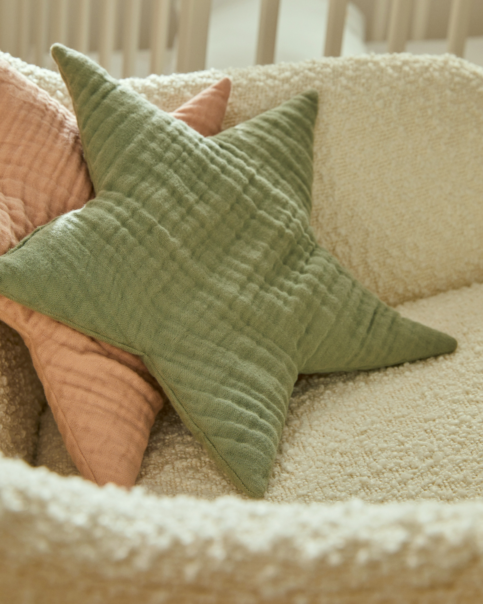 Зеленая подушка Laily в форме звезды, 100% хлопок, 30 x 30 см La Forma 210027