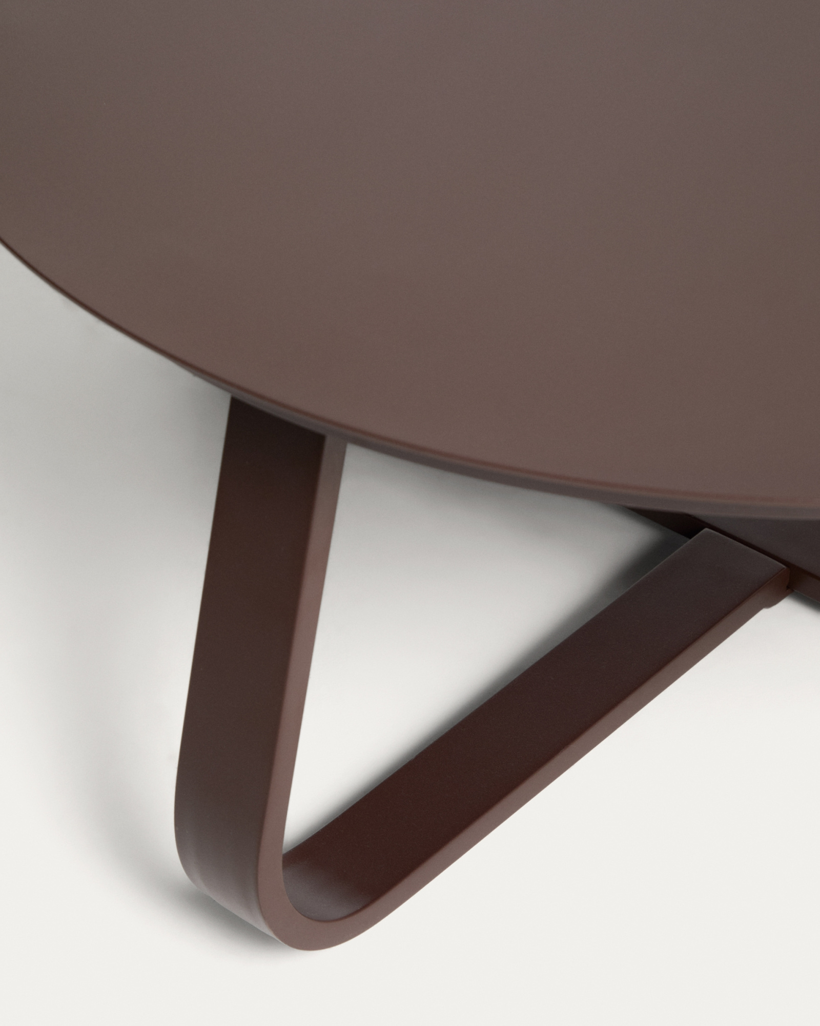 Уличный столик Tamaris из алюминия коричневого цвета Ø80 см La Forma 482644