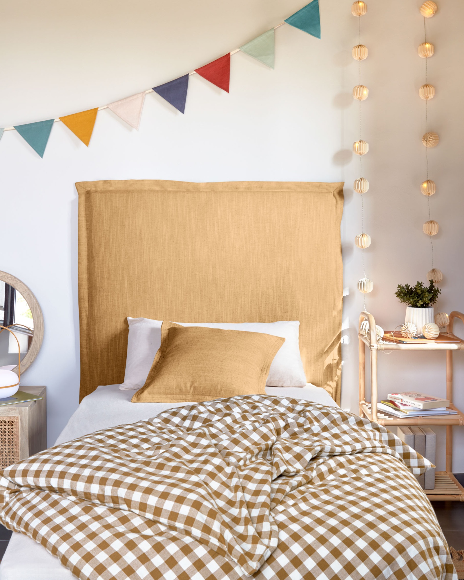 Изголовье из льняной ткани горчичного цвета Tanit со съемным чехлом 106 x 106 см La Forma (ex Julia Grup)