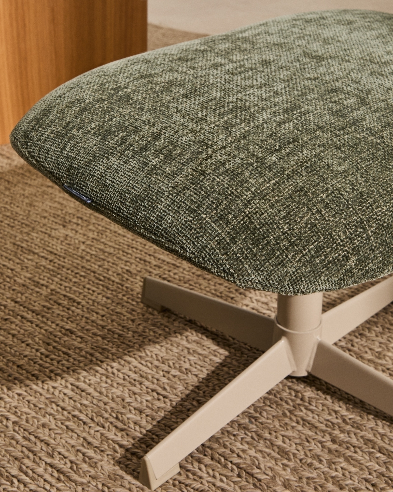 Teryl Пуф из шенилла зеленого цвета с серым металлом La Forma (ex Julia Grup)