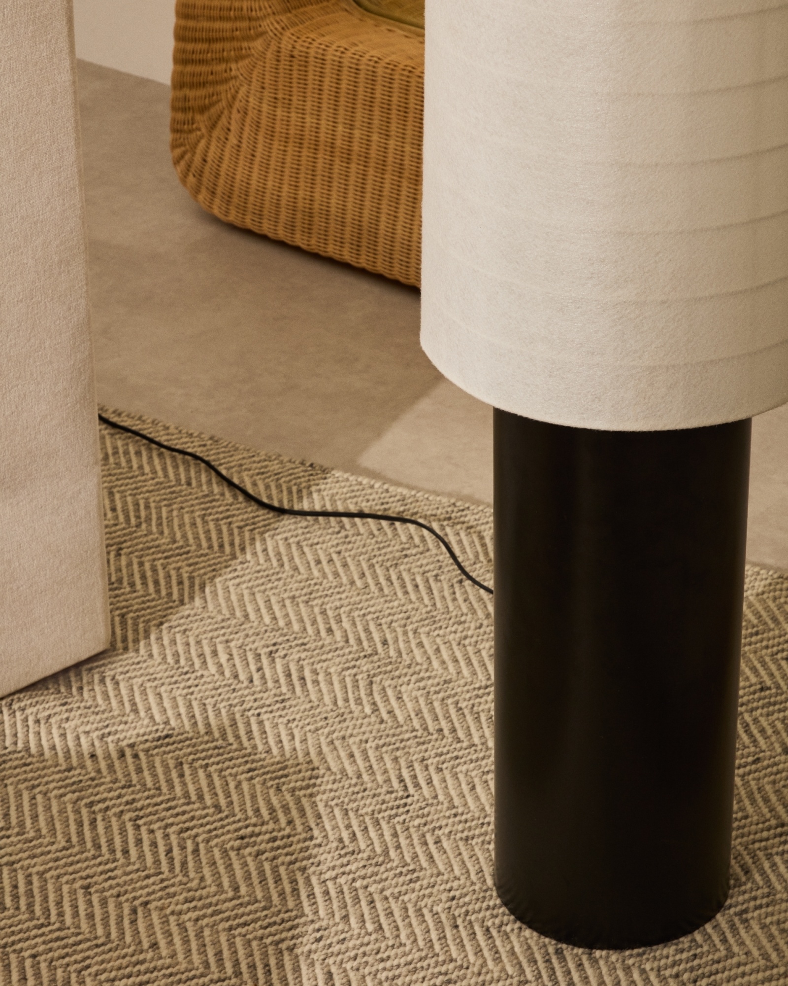 Напольная лампа Dulan из черного металла с абажуром из хлопка La Forma (ex Julia Grup)