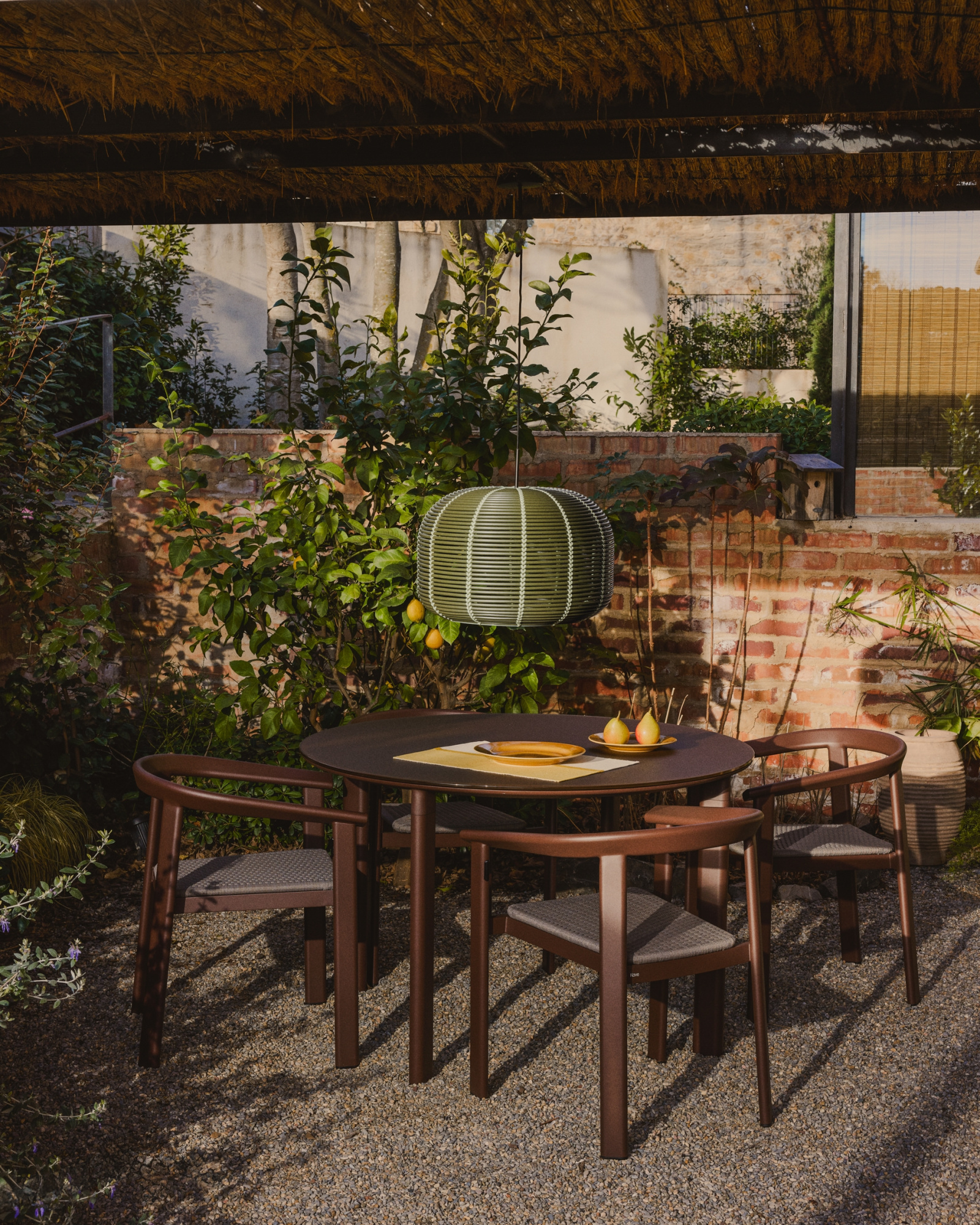 Уличный стол Erice из алюминия и закаленного стекла коричневого цвета, 120 см La Forma 482235