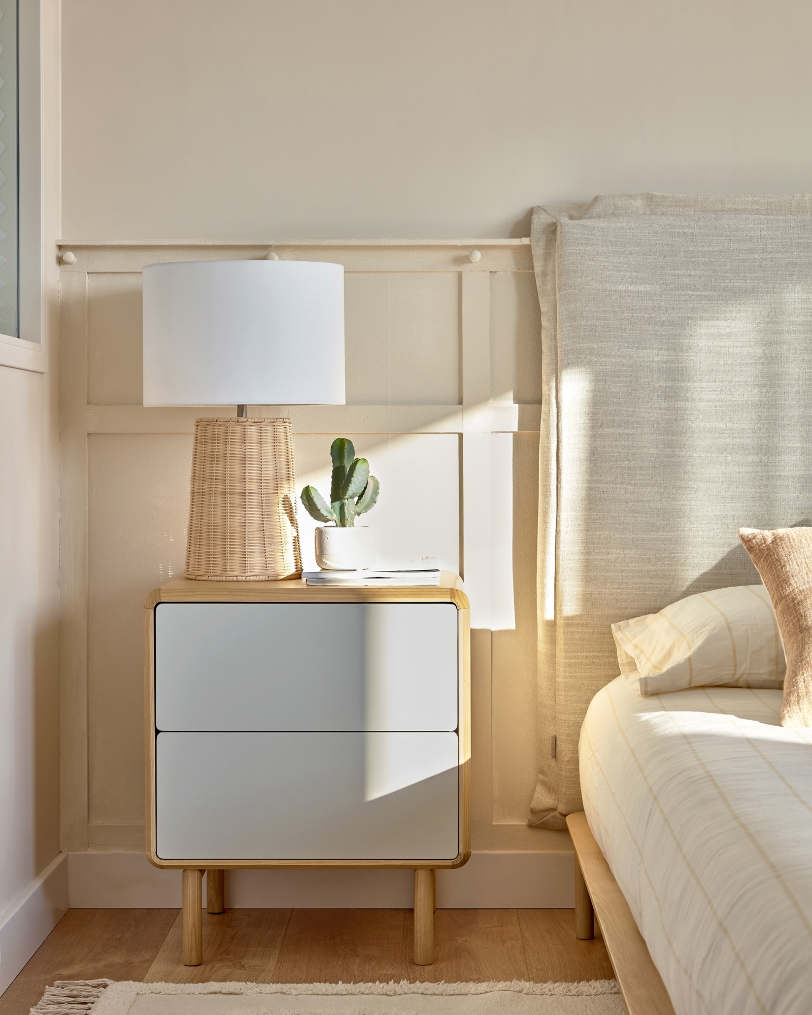 Прикроватная тумбочка Anielle из массива и ясеневого шпона 50 x 58 см La Forma (ex Julia Grup)