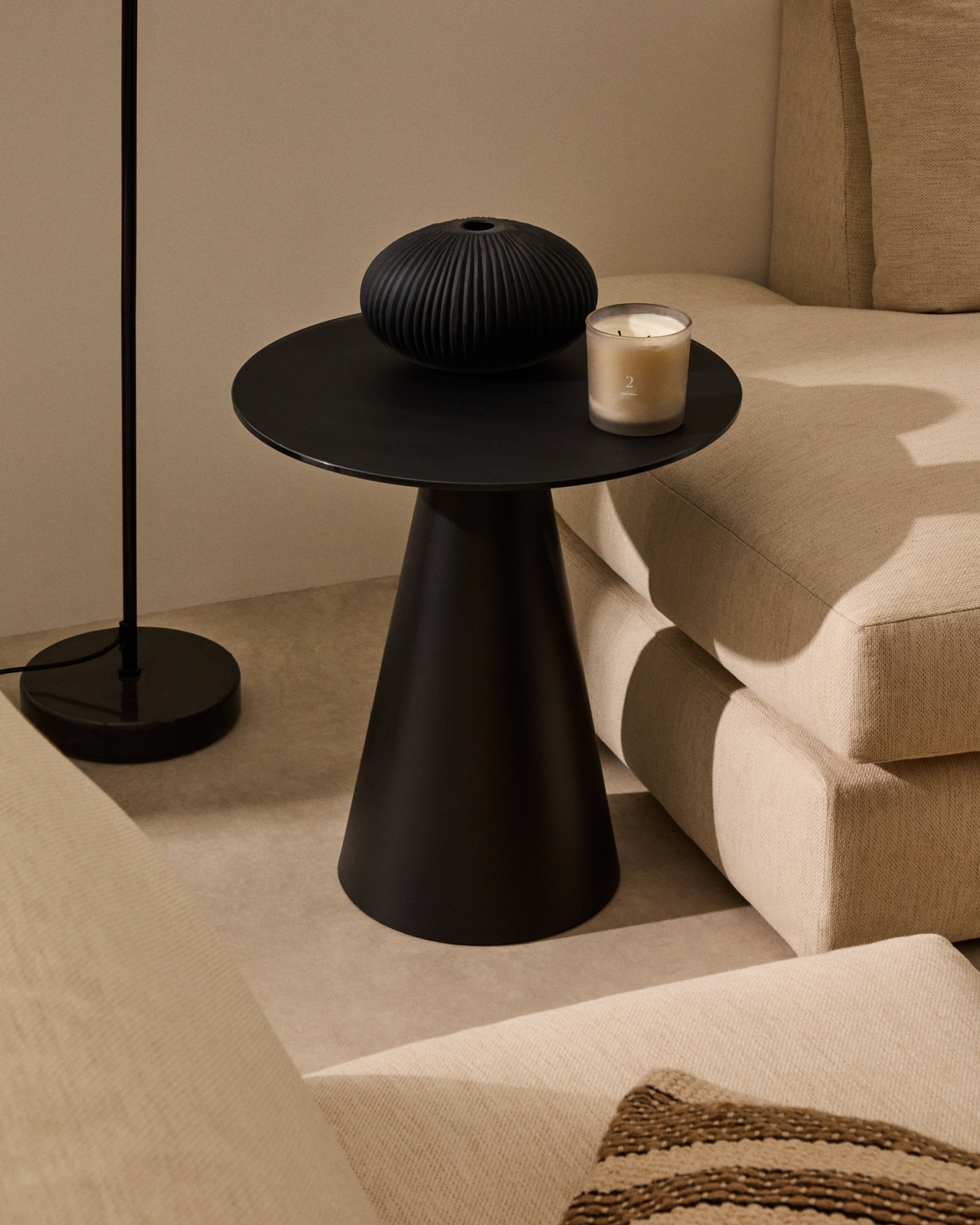 Приставной столик Wilshire из закаленного стекла и металла с матовой черной отделкой, Ø 50 см La Forma (ex Julia Grup)