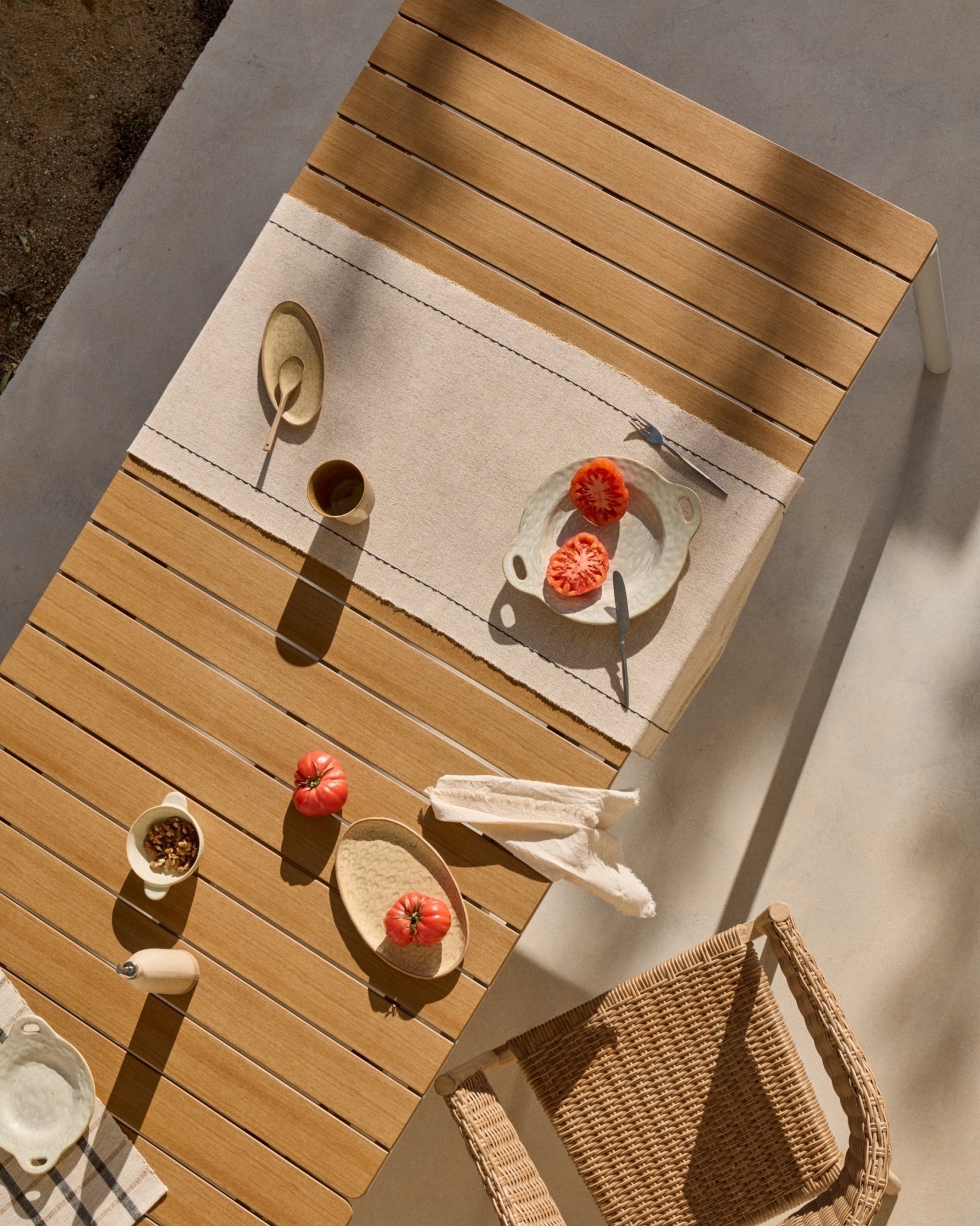 Уличный раздвижной стол Canyelles из полистирола и алюминия светло-серого цвета, 180 (240) x 100 La Forma (ex Julia Grup)