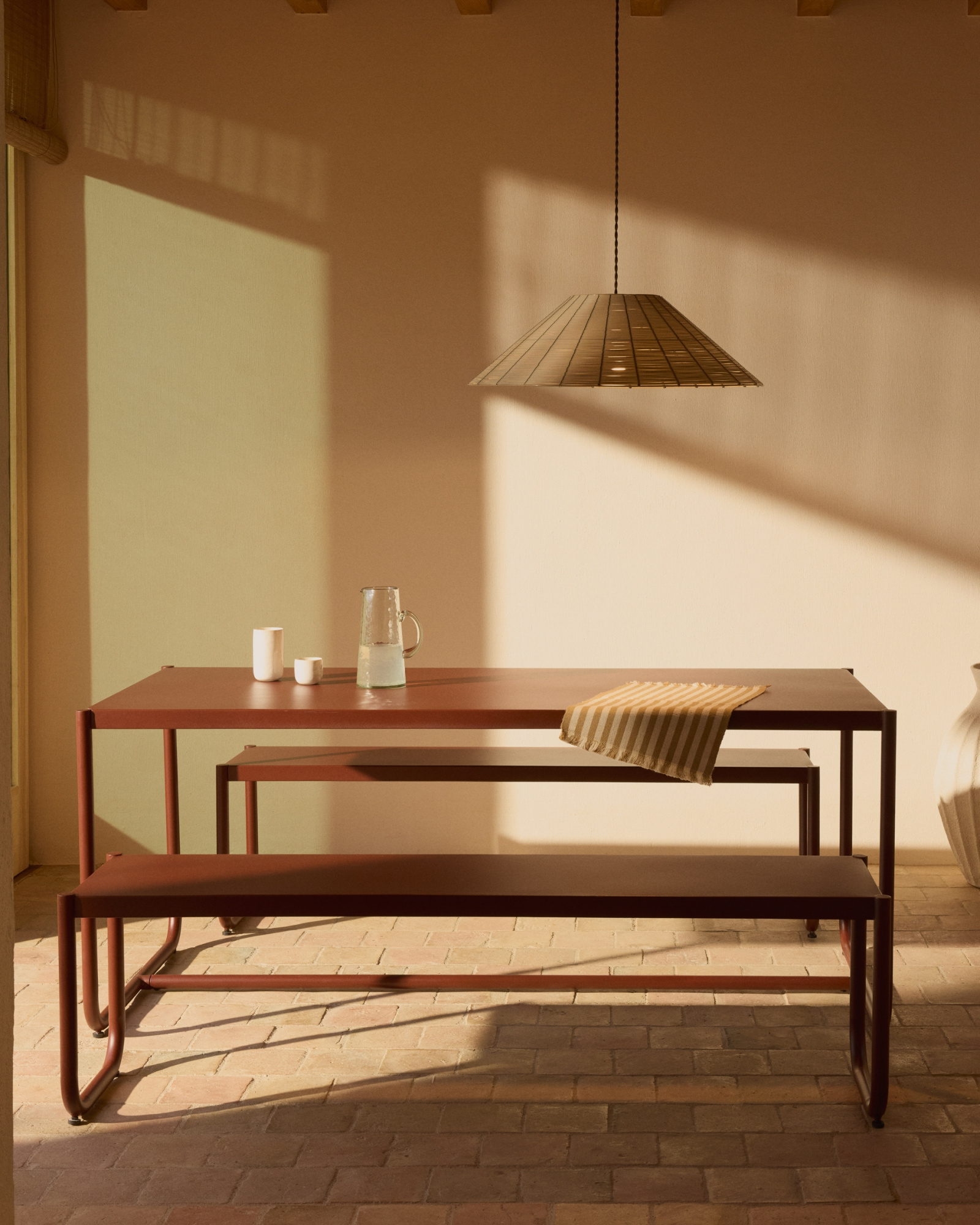 Комплект Sotil из 2 скамеек и стола из стали с гранатовой отделкой 183 x 83 cm La Forma 481283