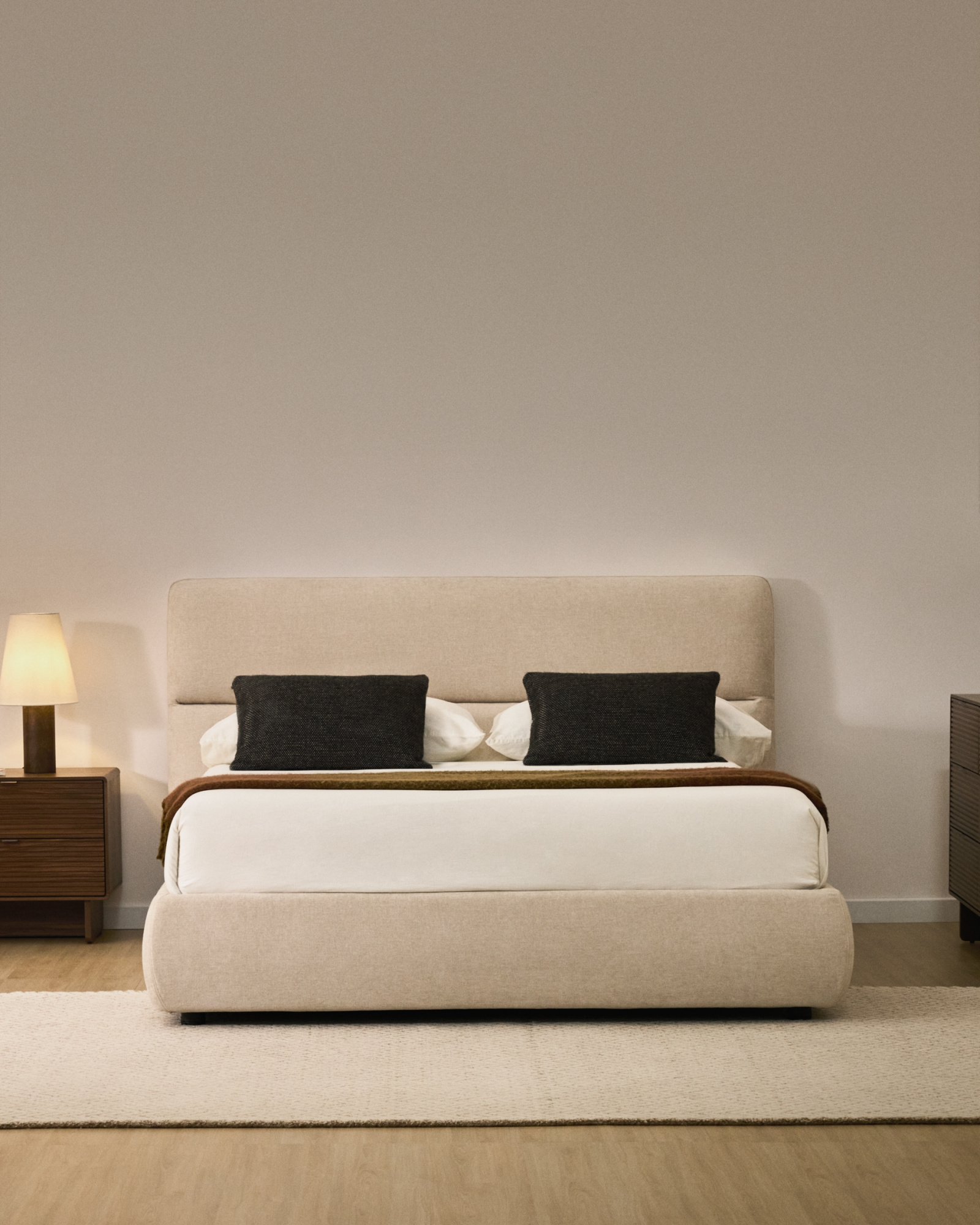 Кровать Dafra бежевого цвета из шенилла с ящиком для хранения 160 х 200 см La Forma 465731