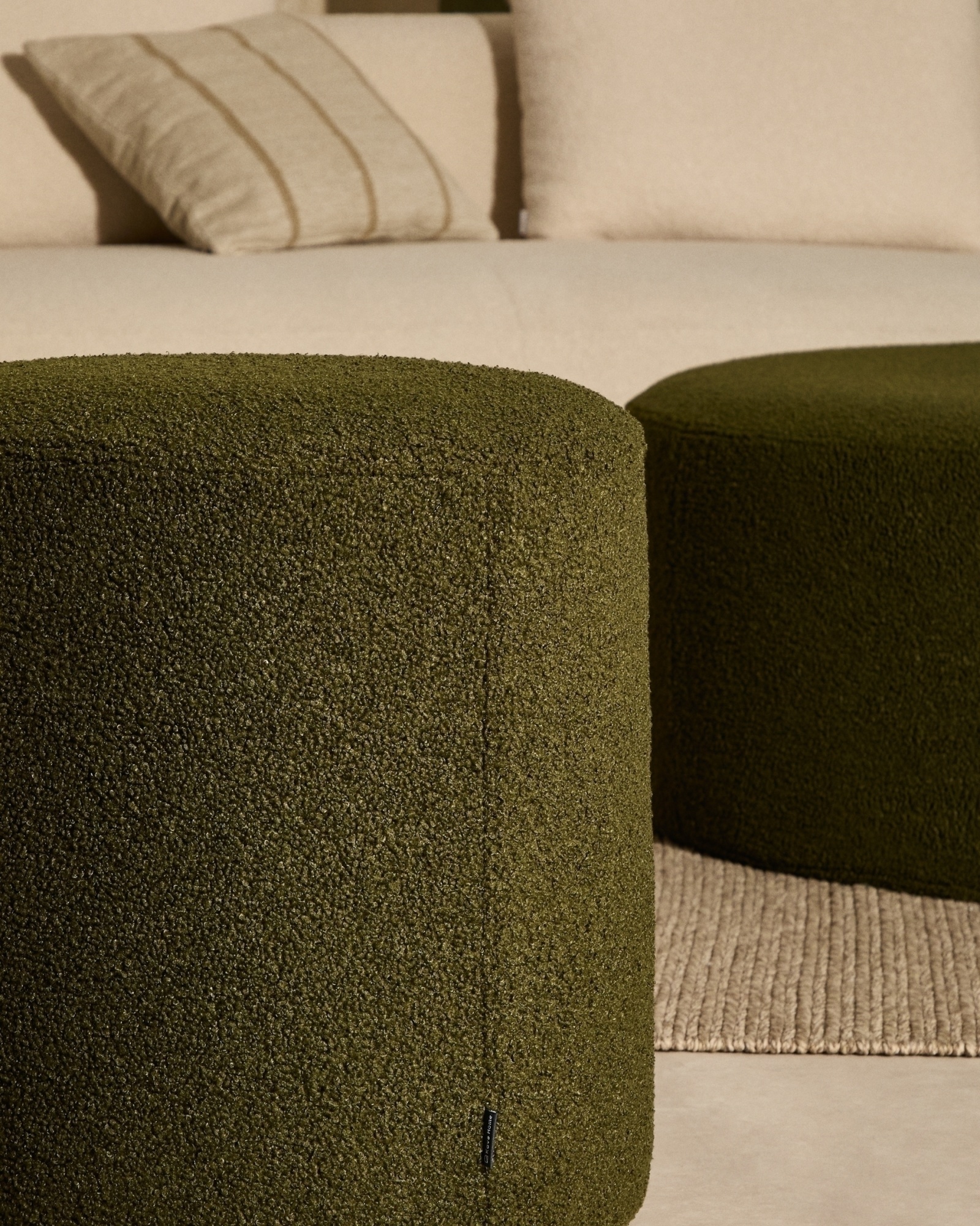 Пуф Kaeli со съемным чехлом из зеленого букле Ø 43 см La Forma (ex Julia Grup)