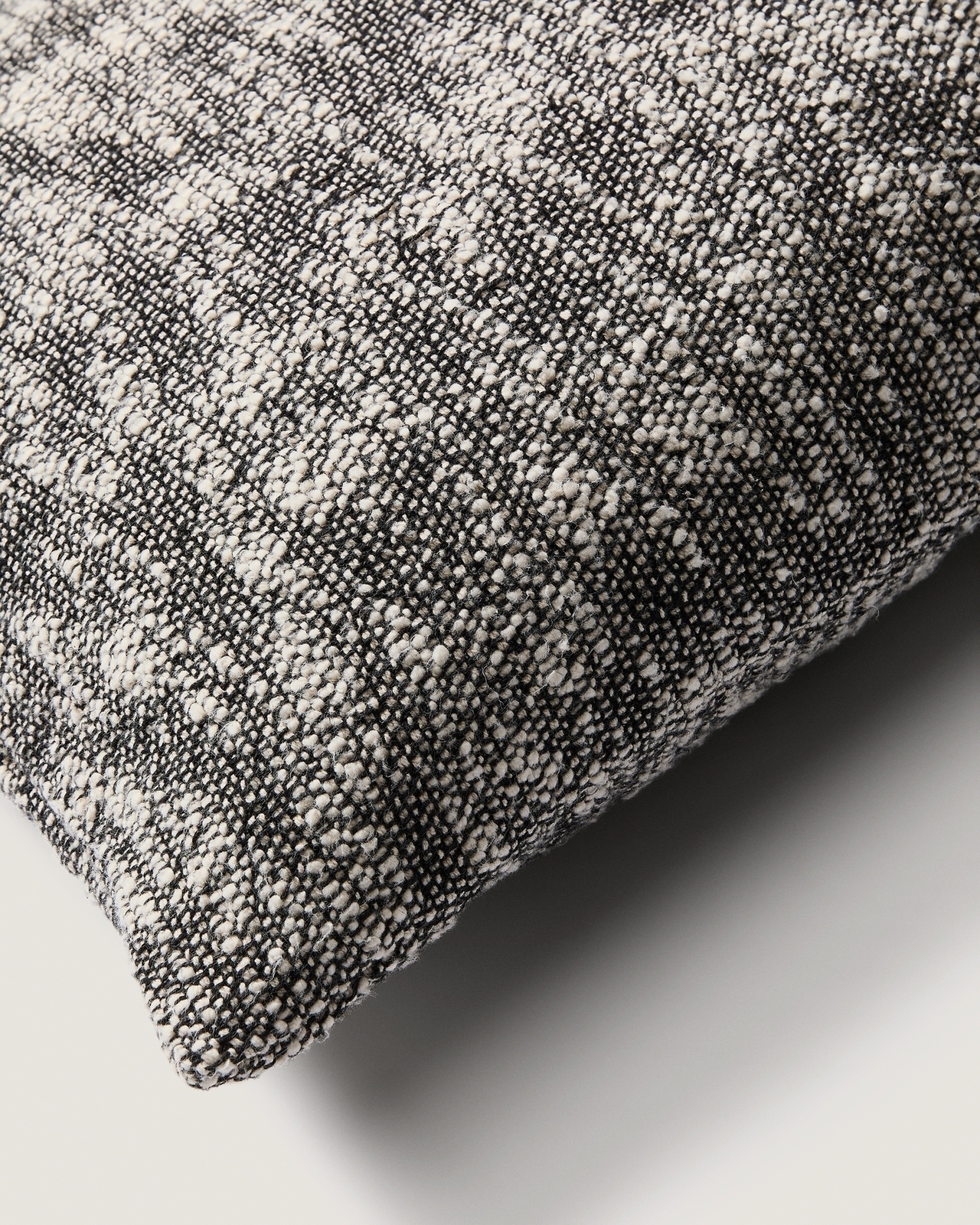 Чехол для подушки Mevia из льна и хлопка бежевого и черного цветов, 50 x 50 см La Forma (ex Julia Grup)