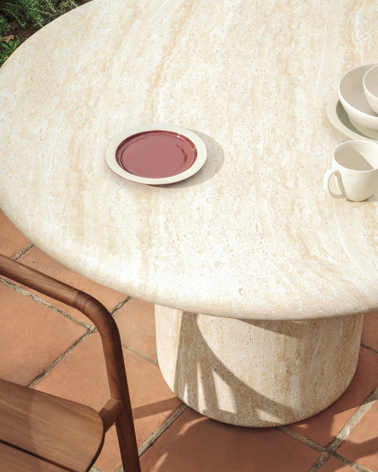 Уличный стол Drasi из бетона с отделкой под травертин, диаметр 122 см La Forma 482007