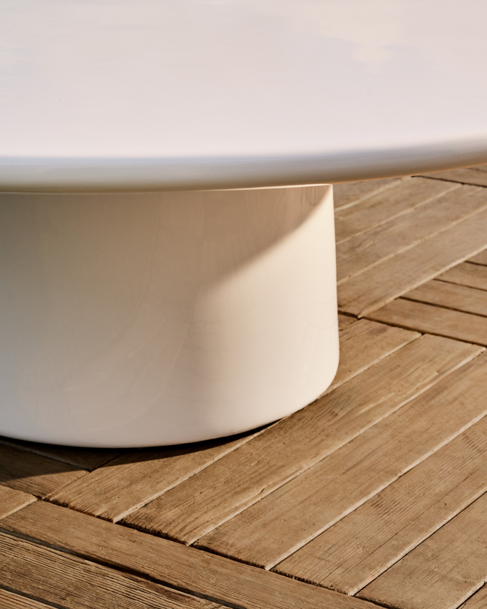 Журнальный столик Albanella из цемента с глянцевой белой отделкой Ø110 см La Forma (ex Julia Grup)