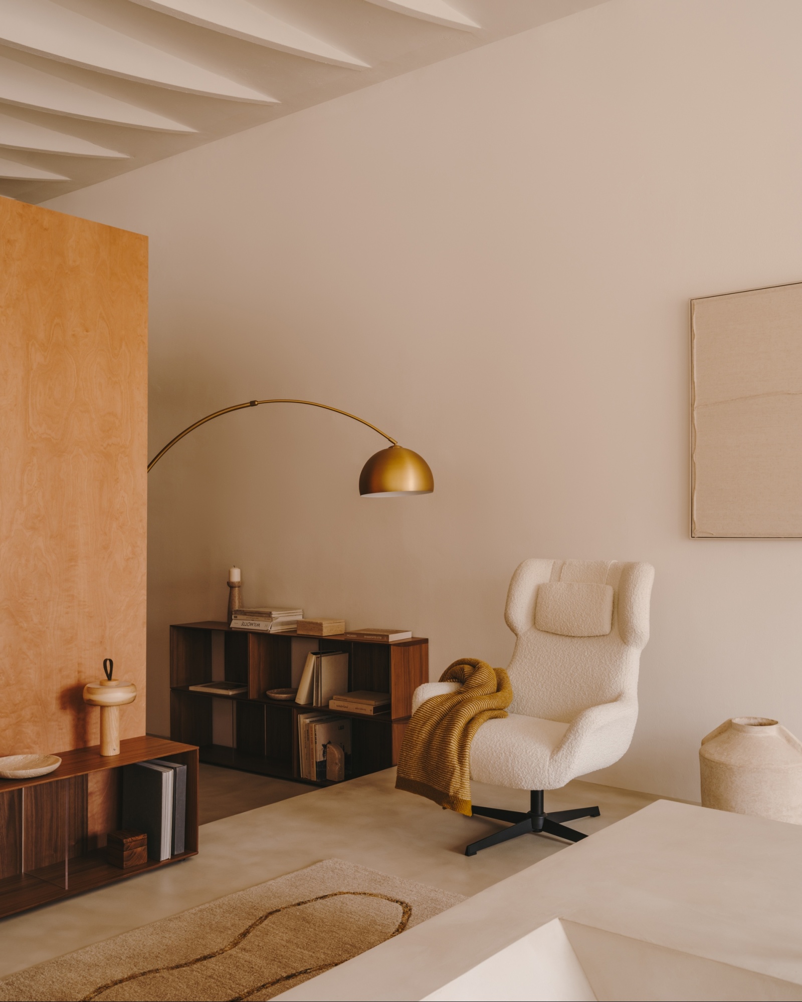 Zalina Вращающееся кресло с подлокотниками из белой ткани букле La Forma (ex Julia Grup)