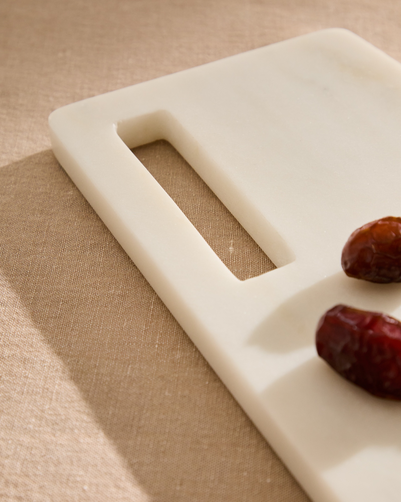 Большая сервировочная доска Nira из черно-белого мрамора La Forma (ex Julia Grup)