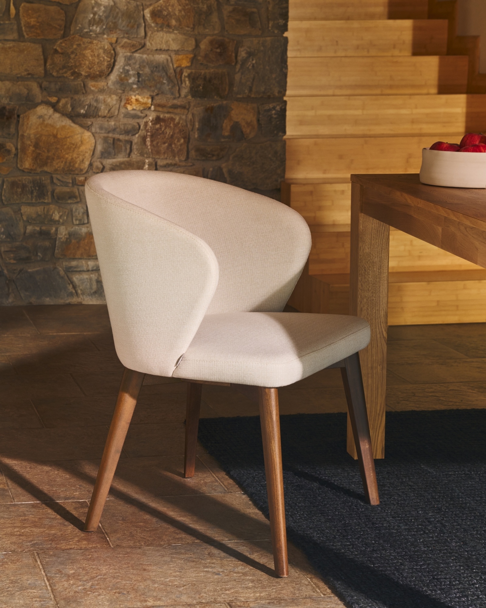 Стул Darice из бежевой синели с ножками в темной отделке La Forma (ex Julia Grup)